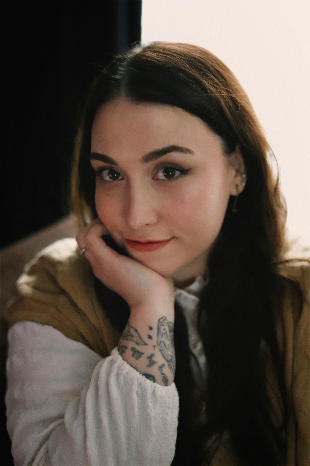 Séance photo par Chaemi Studio, photographe portrait à Montpellier. Shooting créatif d'une lectrice dans une ambiance cosy avec des livres.