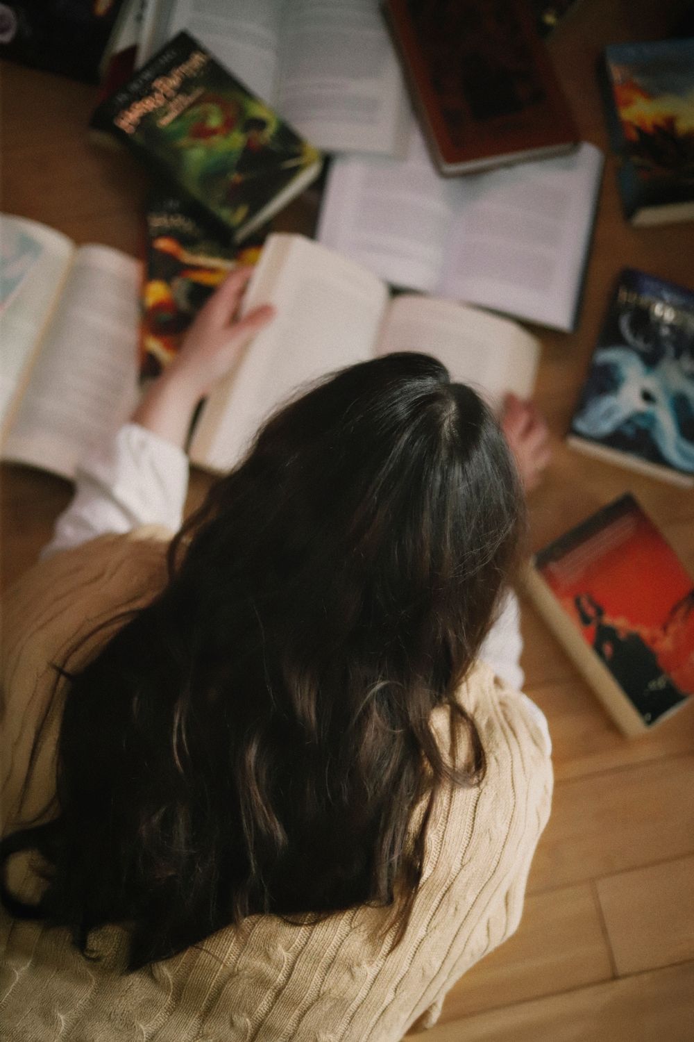 Séance photo par Chaemi Studio, photographe portrait à Montpellier. Shooting créatif d'une lectrice dans une ambiance cosy avec des livres.