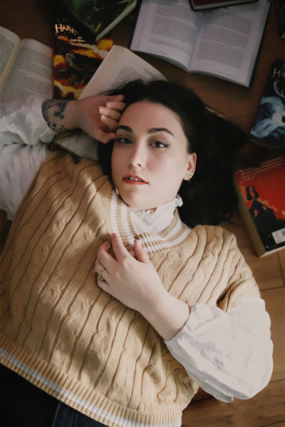 Séance photo par Chaemi Studio, photographe portrait à Montpellier. Shooting créatif d'une lectrice dans une ambiance cosy avec des livres.