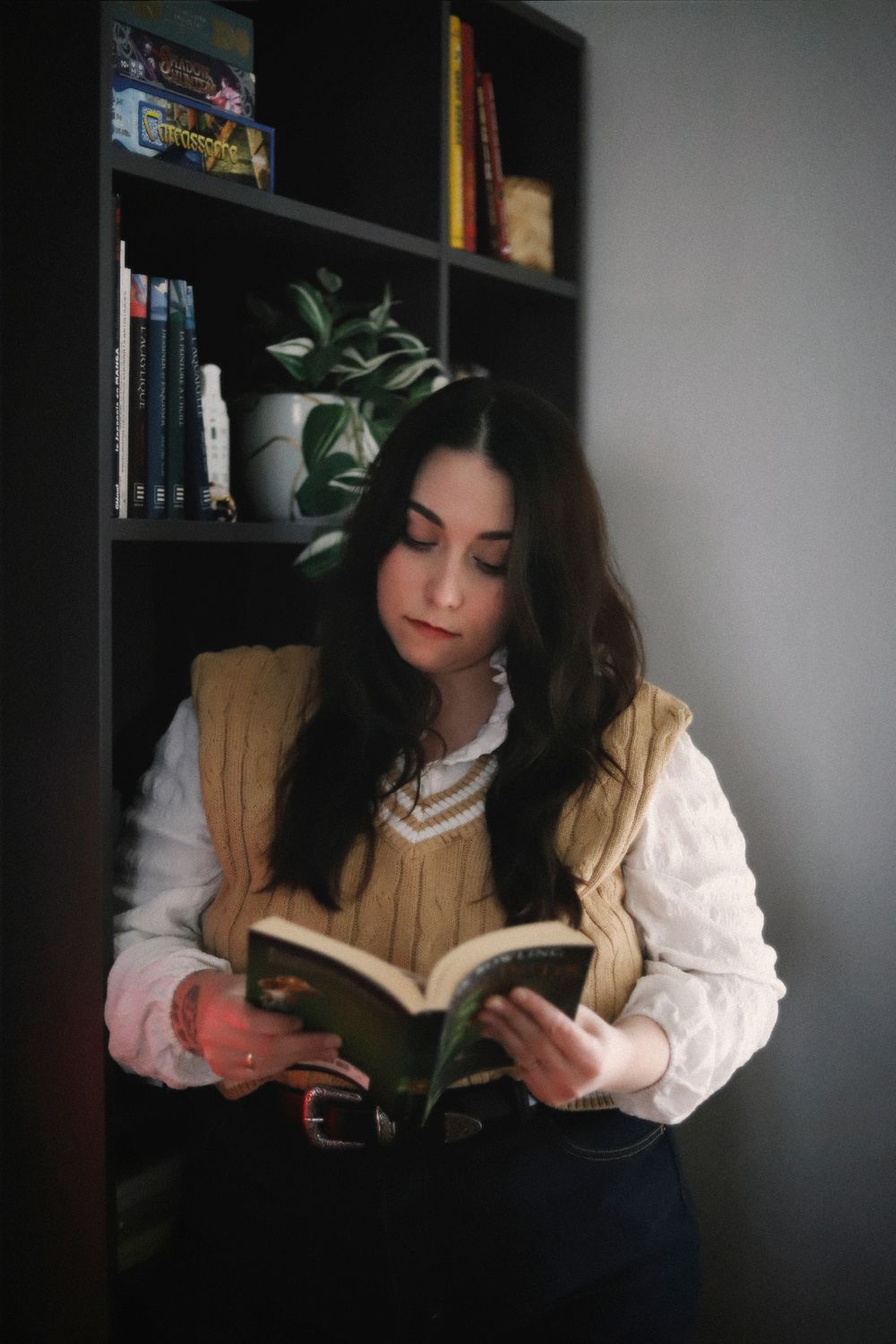 Séance photo par Chaemi Studio, photographe portrait à Montpellier. Shooting créatif d'une lectrice dans une ambiance cosy avec des livres.