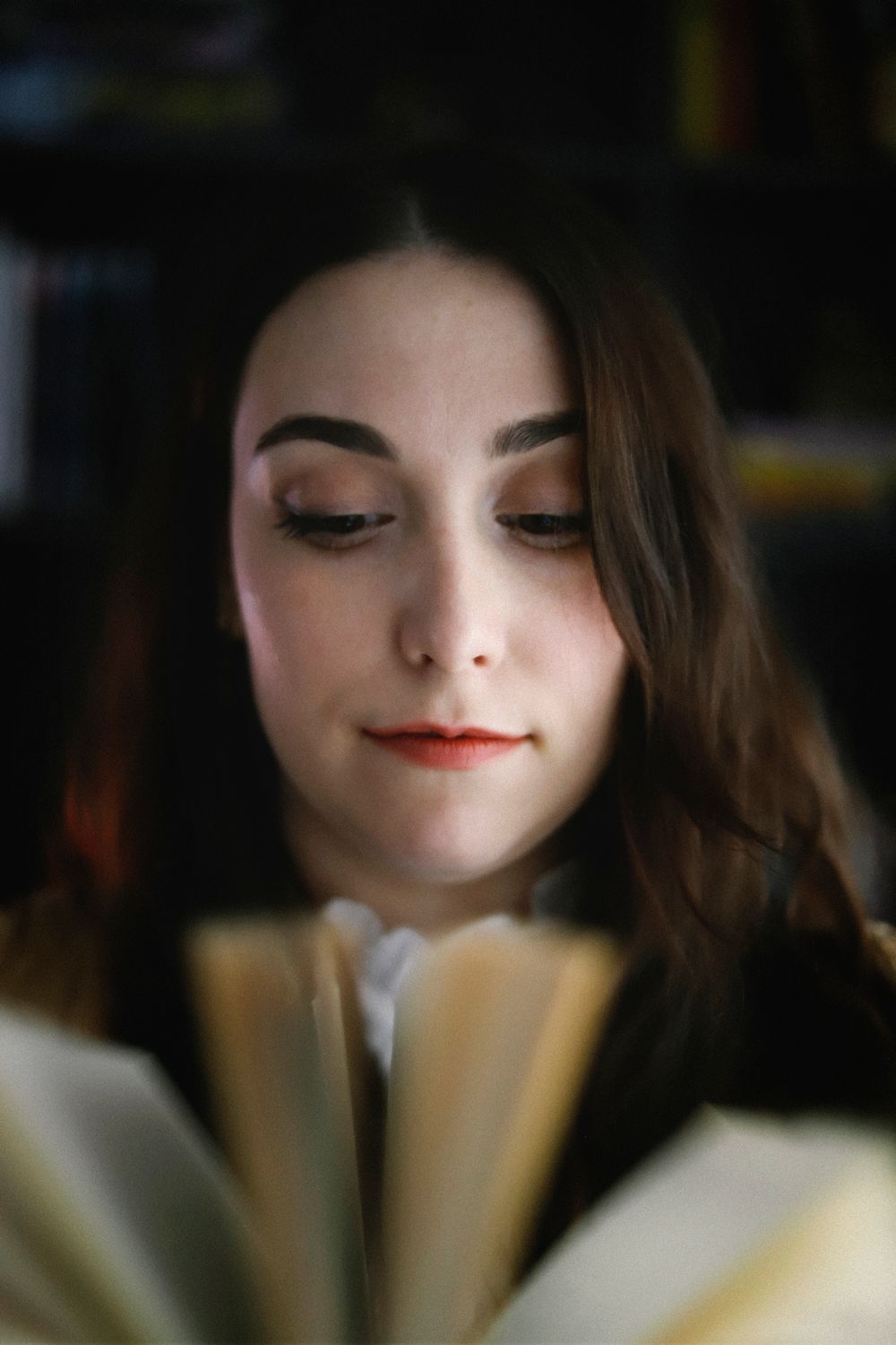Séance photo par Chaemi Studio, photographe portrait à Montpellier. Shooting créatif d'une lectrice dans une ambiance cosy avec des livres.