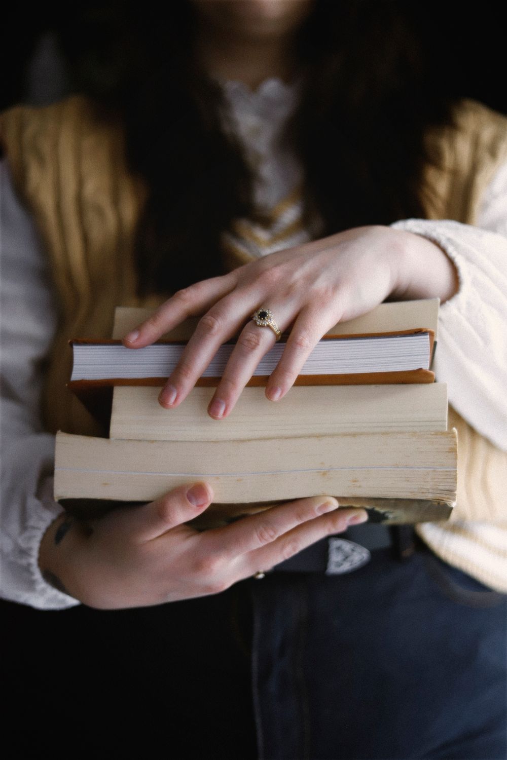 Séance photo par Chaemi Studio, photographe portrait à Montpellier. Shooting créatif d'une lectrice dans une ambiance cosy avec des livres.