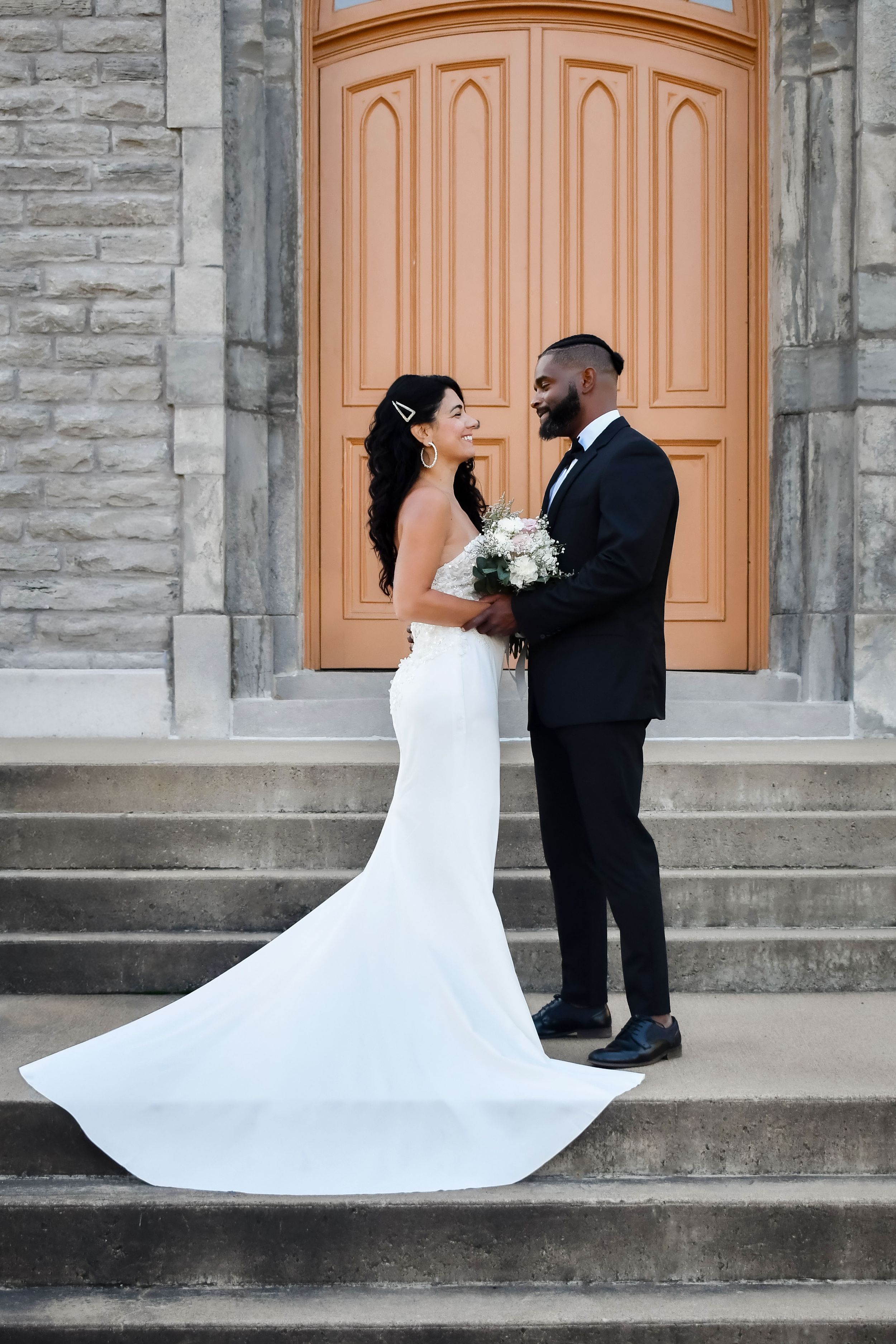 Reportage photo de mariage rempli d’émotions et de lumière naturelle.
Photographe mariage sur la Rive-Sud de Montréal, spécialisée en moment