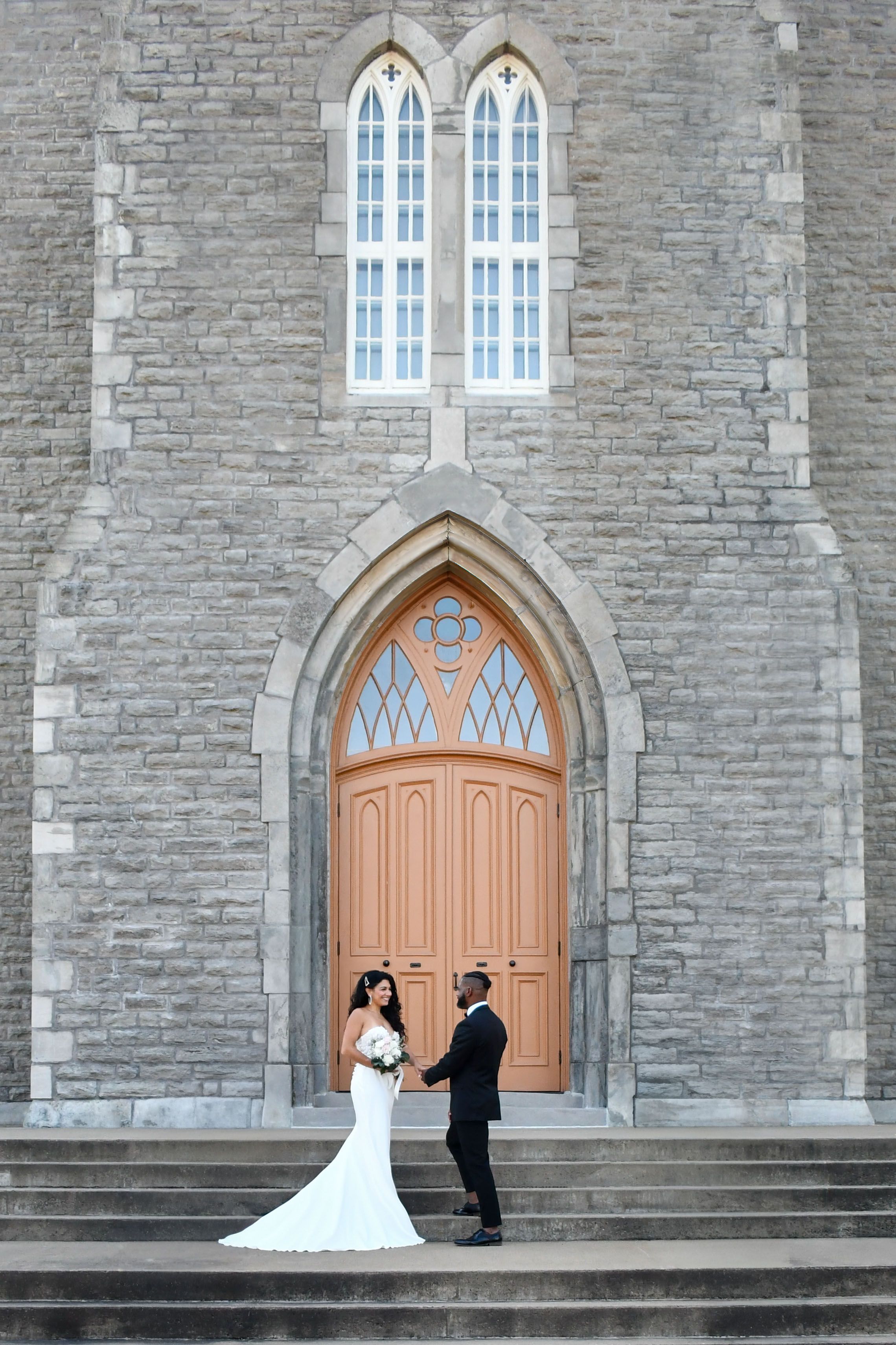 Reportage photo de mariage rempli d’émotions et de lumière naturelle.
Photographe mariage sur la Rive-Sud de Montréal, spécialisée en moment