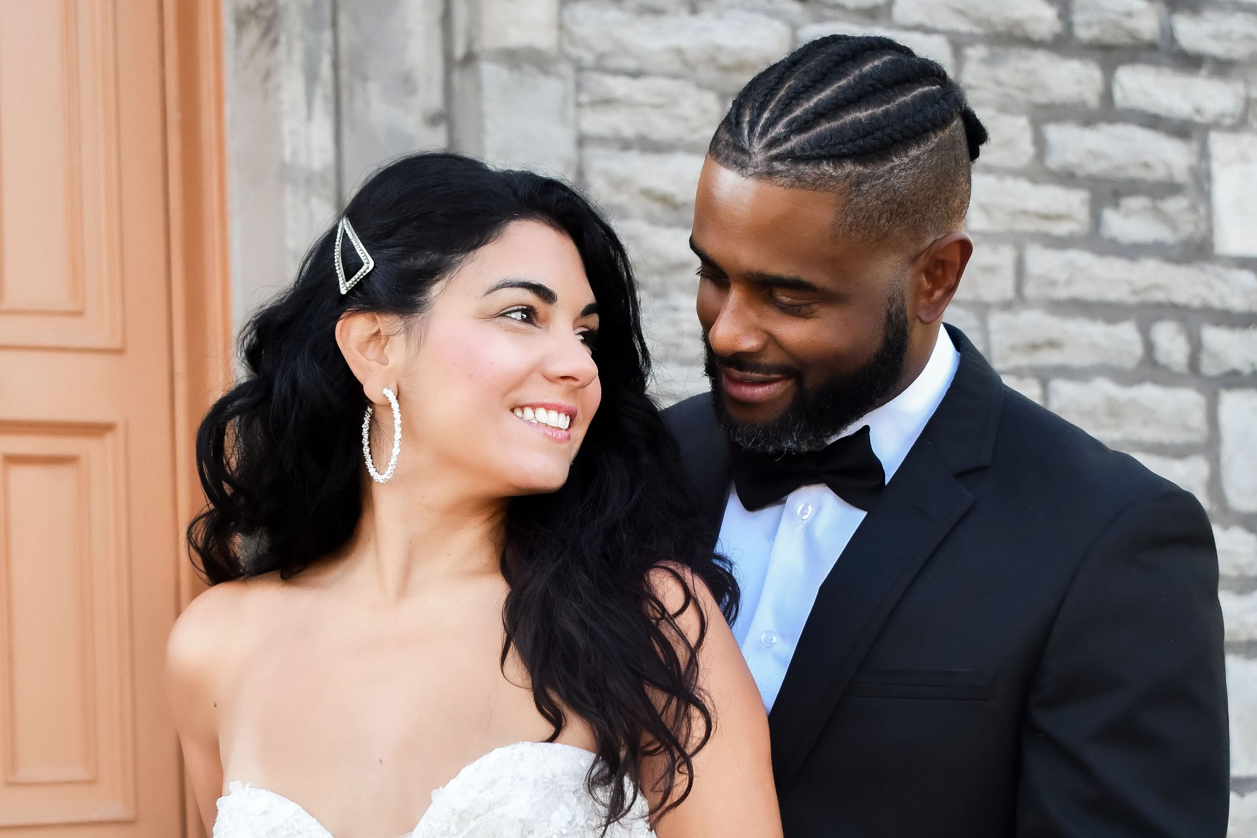 Séance photo de couple lors d’un mariage à Sorel-Tracy.
Photographe de mariage à Montréal et Rive-Sud pour des photos de couple naturelles.