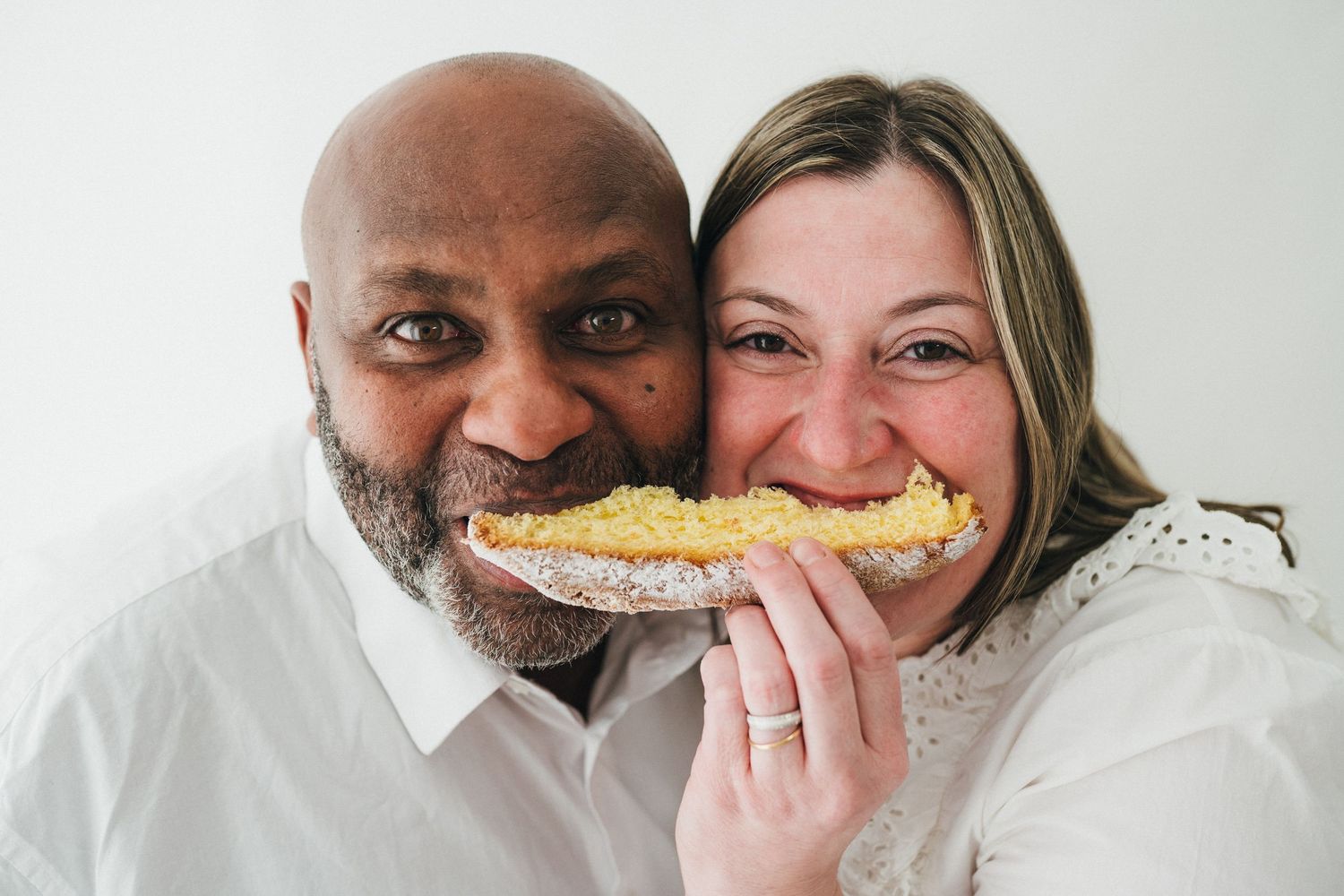 Couple souriant partageant une part de Pandoro lors d’une mini-séance photo au studio Mon Amour des Photos à Fameck.