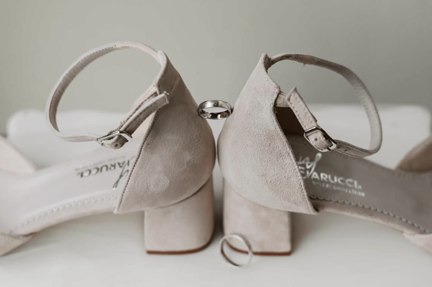 Ringen van basic wedding rings bij oranjerie sandenburg