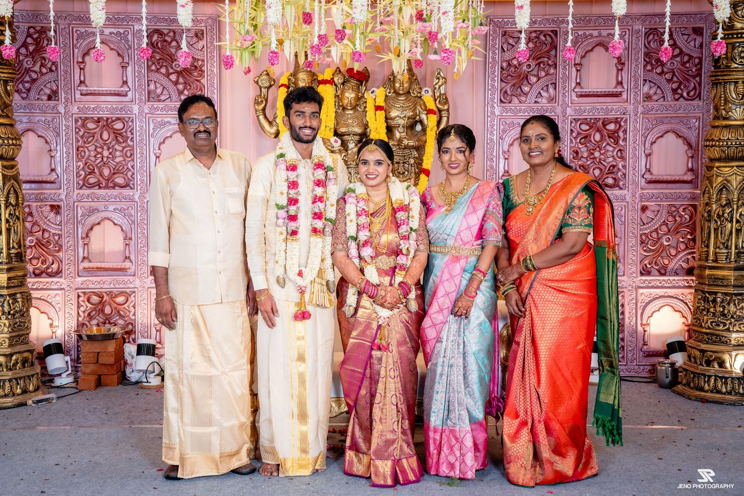 groom family portrait by Jeno Photography