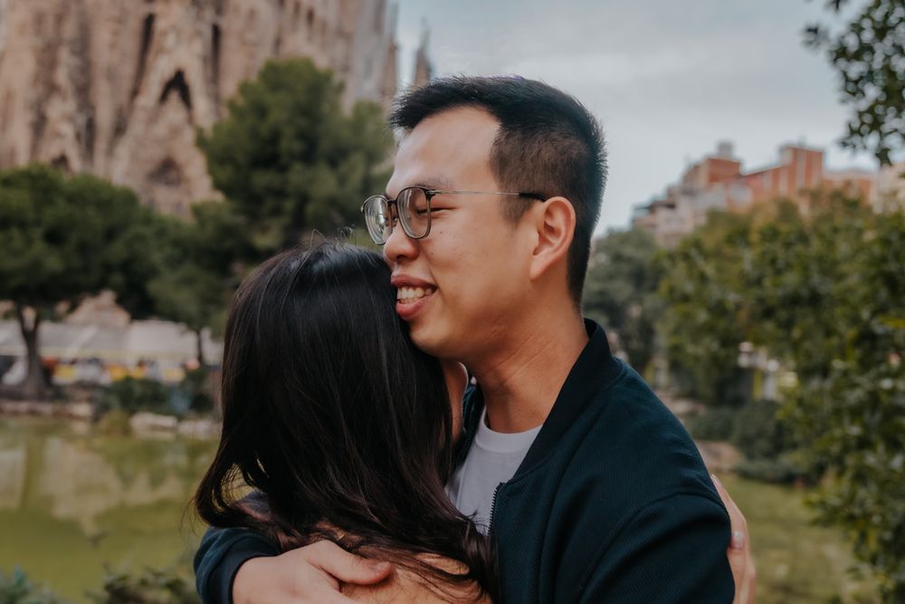 Loving embrace Passion side gardens Barcelona Surprise proposal photoshoot Barcelona BarcelonaLoversPH