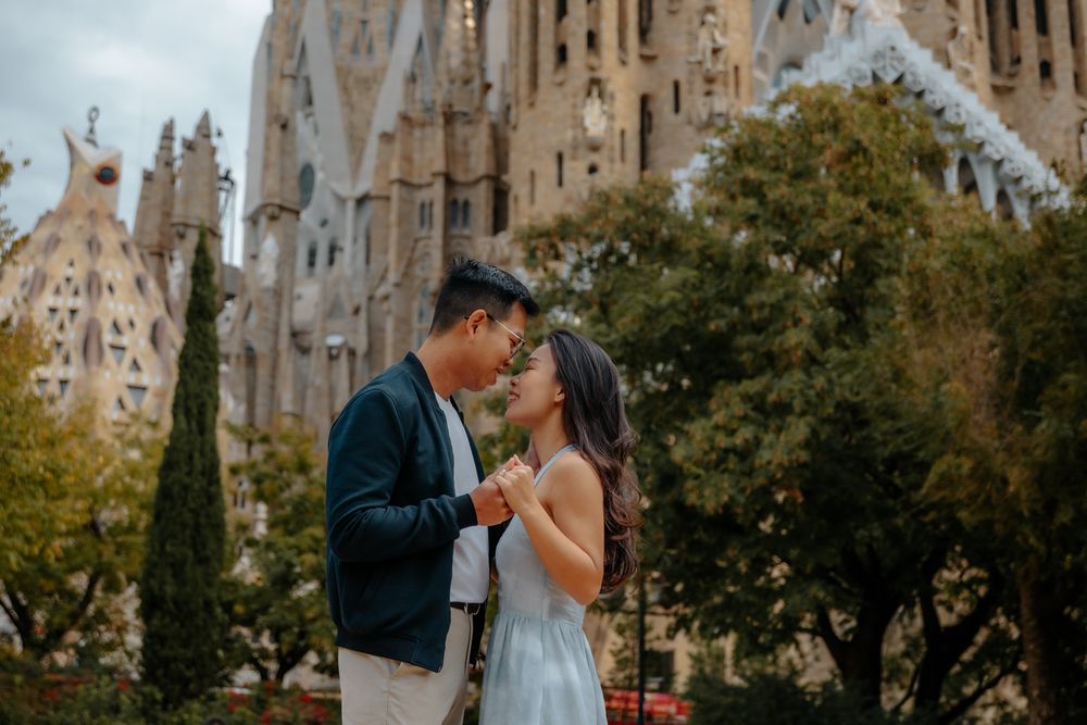 Emotional candid laughter Ciutadella gardens Barcelona proposal photographer BarcelonaLoversPH