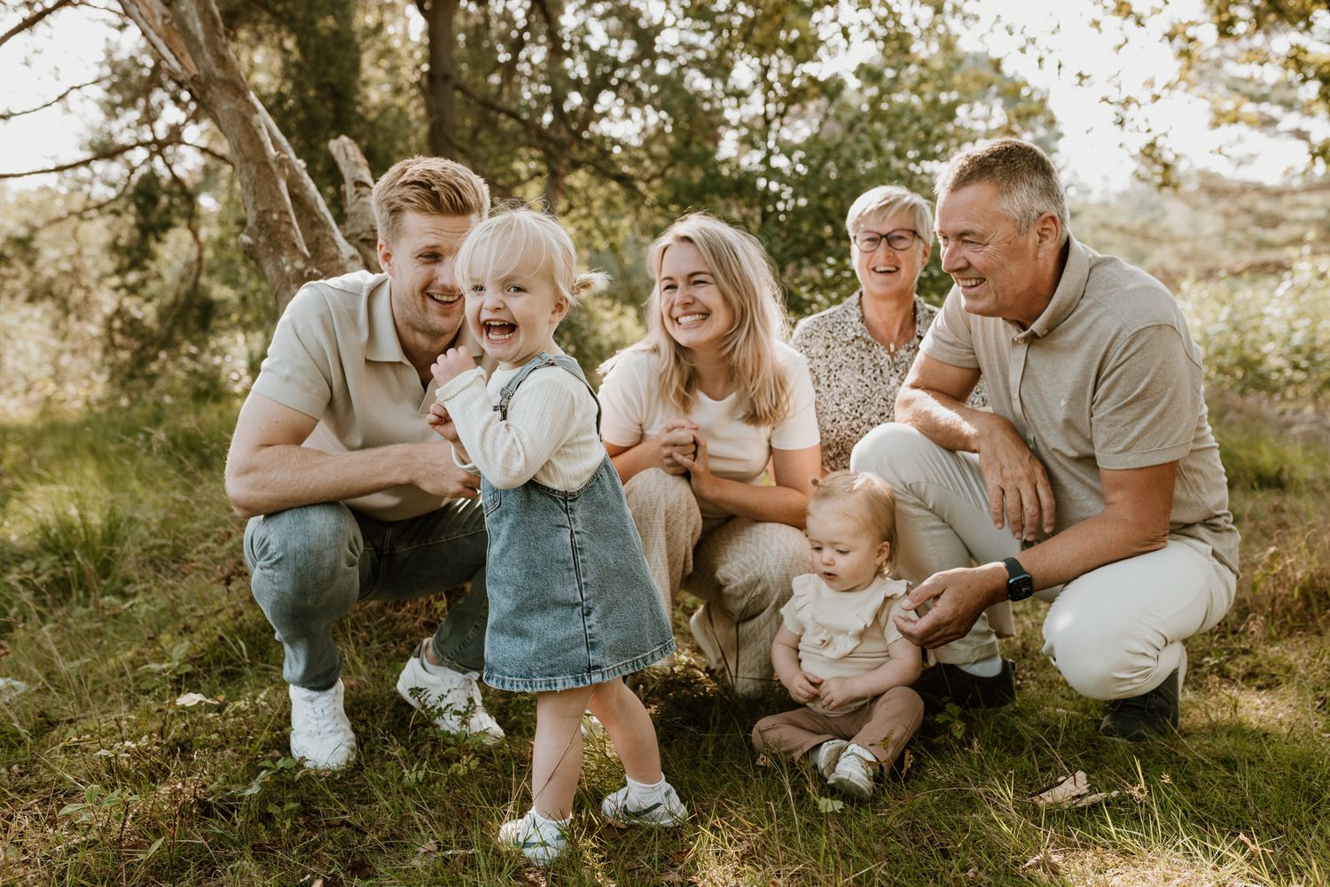 Spontane foto van een familie met kinderen tijdens fotoshoot Assen, Drenthe