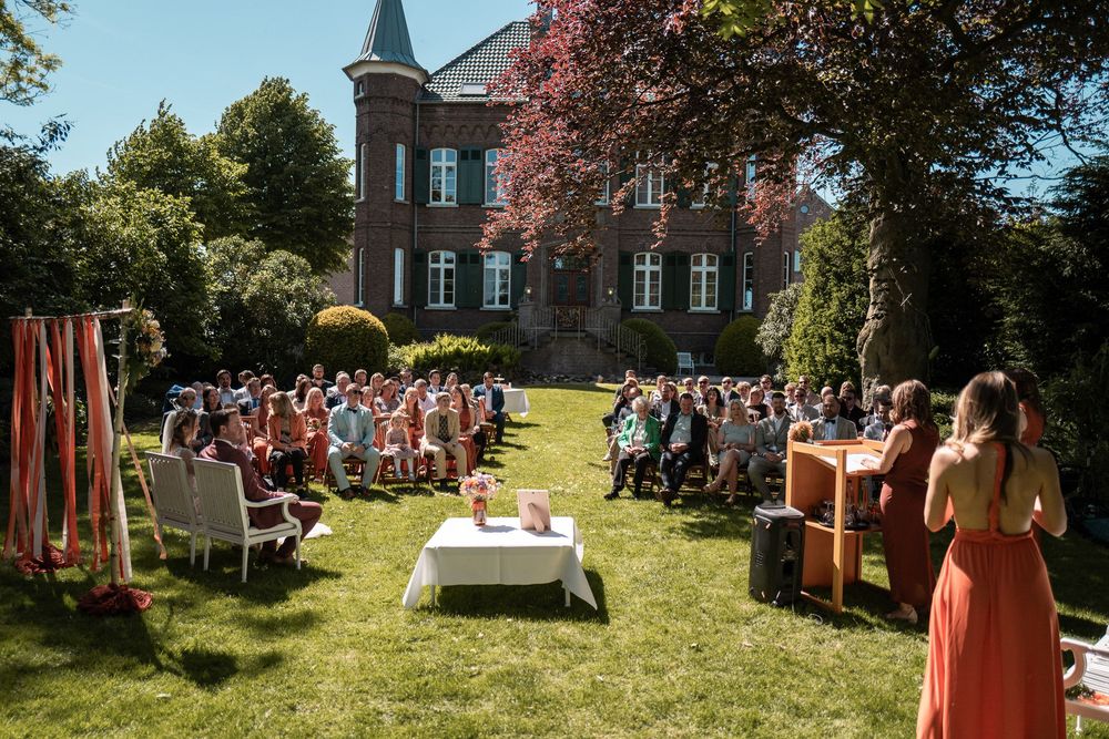 Blick auf das historische Gebäude des Baumannshof während einer Sommerhochzeit. Romantische Hochzeitslocation in Emmerich.