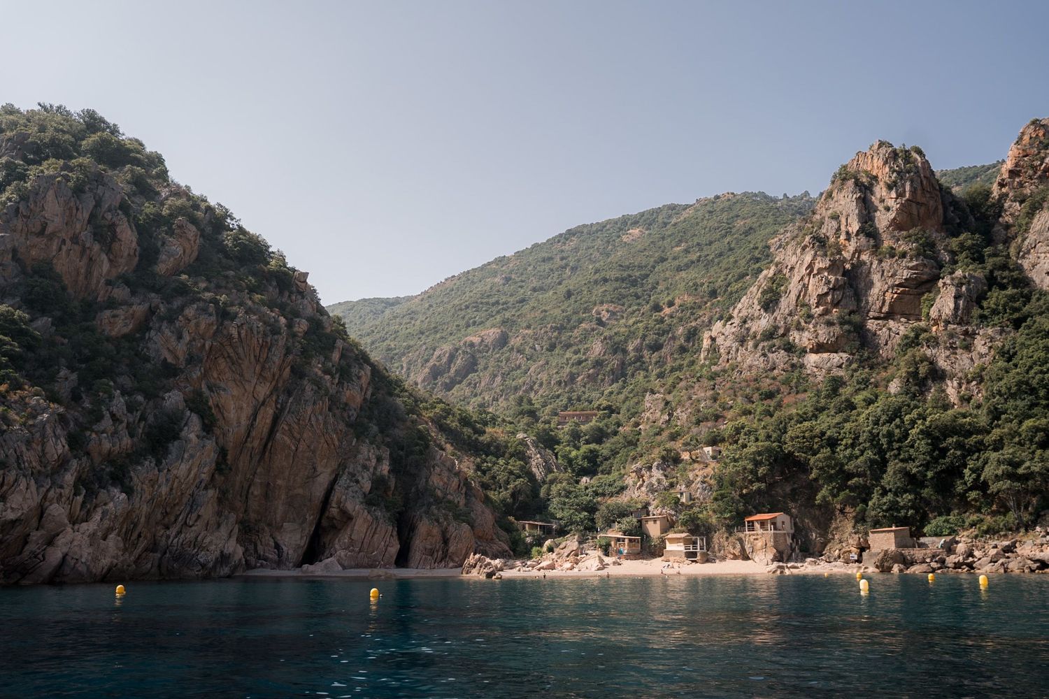 plage de ficaghjola à porto avec les falaises et maquis en arrière-plan