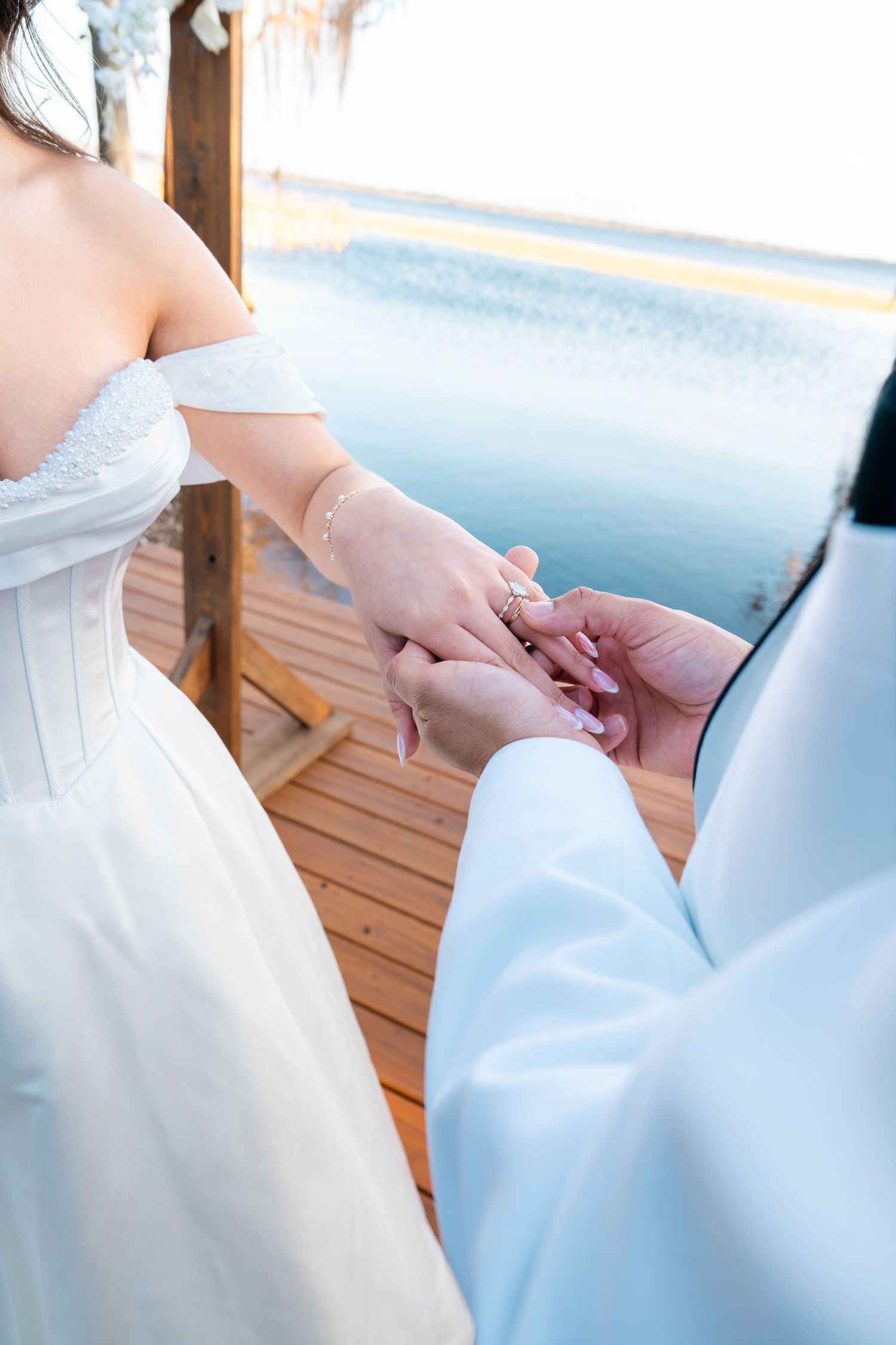 Fotografía de boda con los novios y anillos
Wedding photography with the groom and bride and the rings
© Photography by Iela LLC