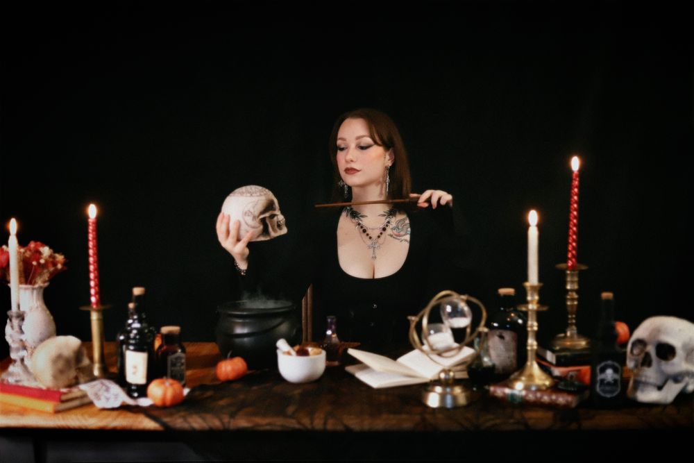 Chaemi Studio, photographe à Montpellier en séance photo en intérieur. Portrait original d’un shooting créatif sorcière mystique et sensuel.