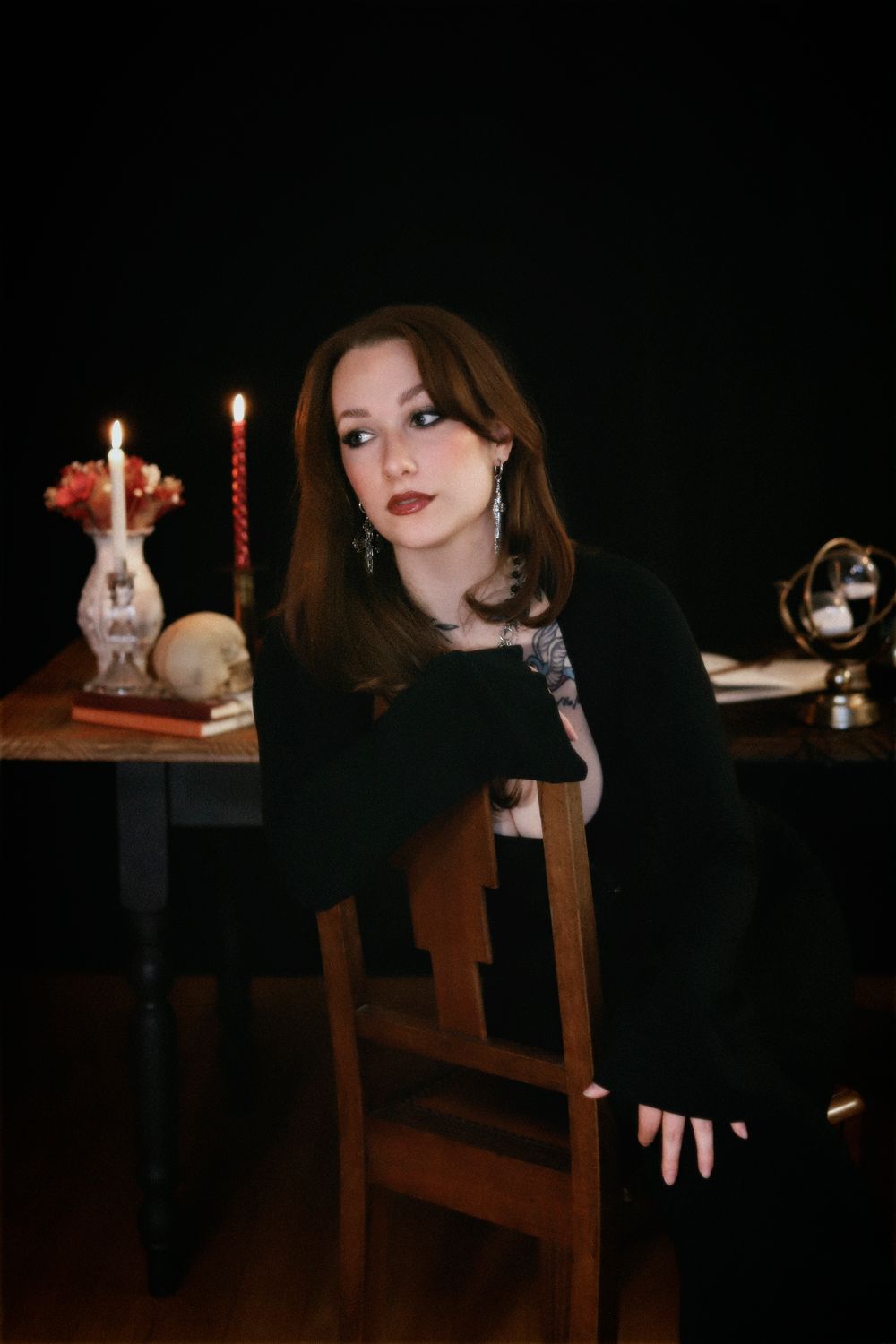 Chaemi Studio, photographe à Montpellier en séance photo en intérieur. Portrait original d’un shooting créatif sorcière mystique et sensuel.