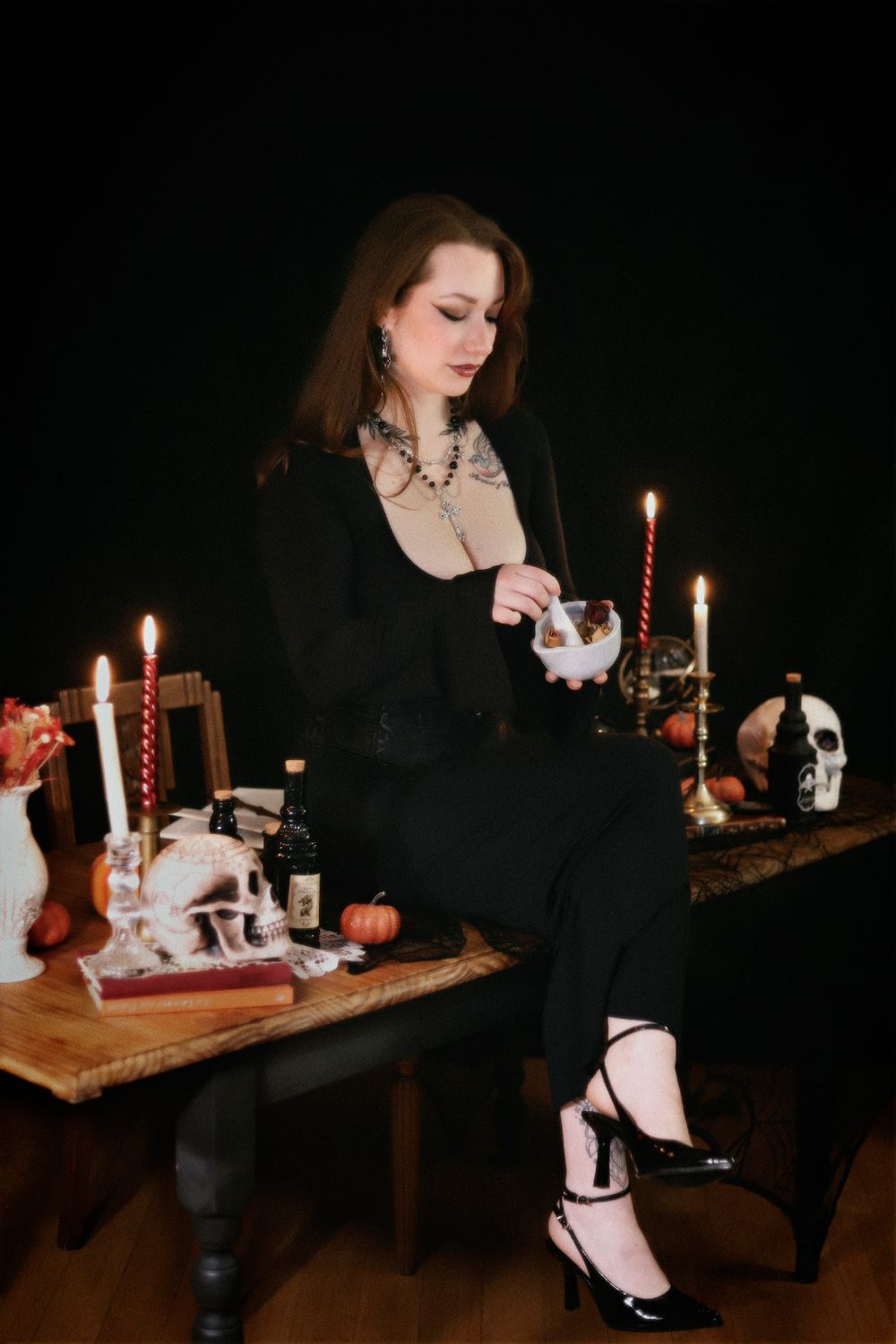 Chaemi Studio, photographe à Montpellier en séance photo en intérieur. Portrait original d’un shooting créatif sorcière mystique et sensuel.