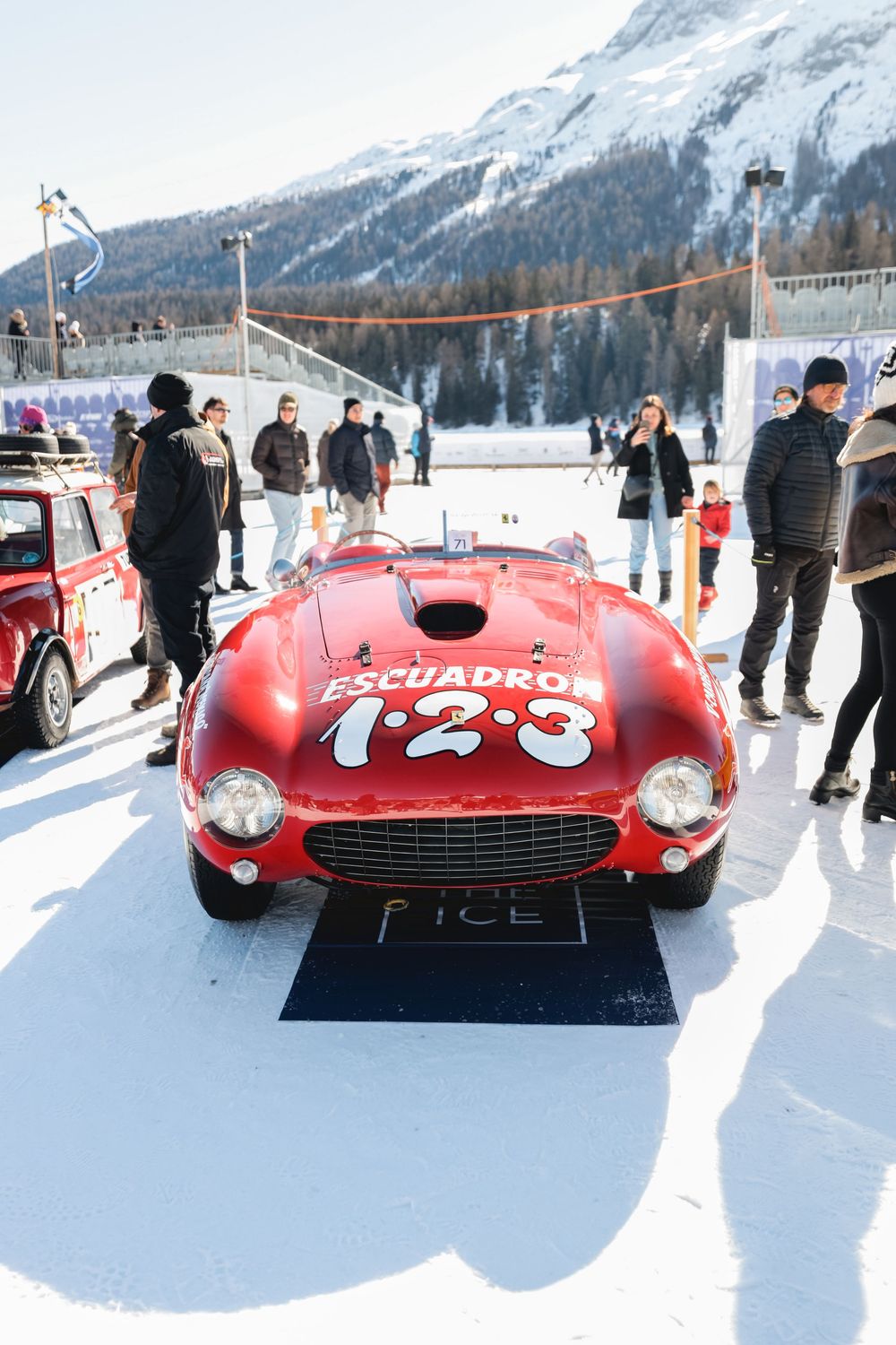 Fotografía profesional de The ICE St. Moritz: coches exclusivos y ambiente premium capturados por Boskoop Studio.
