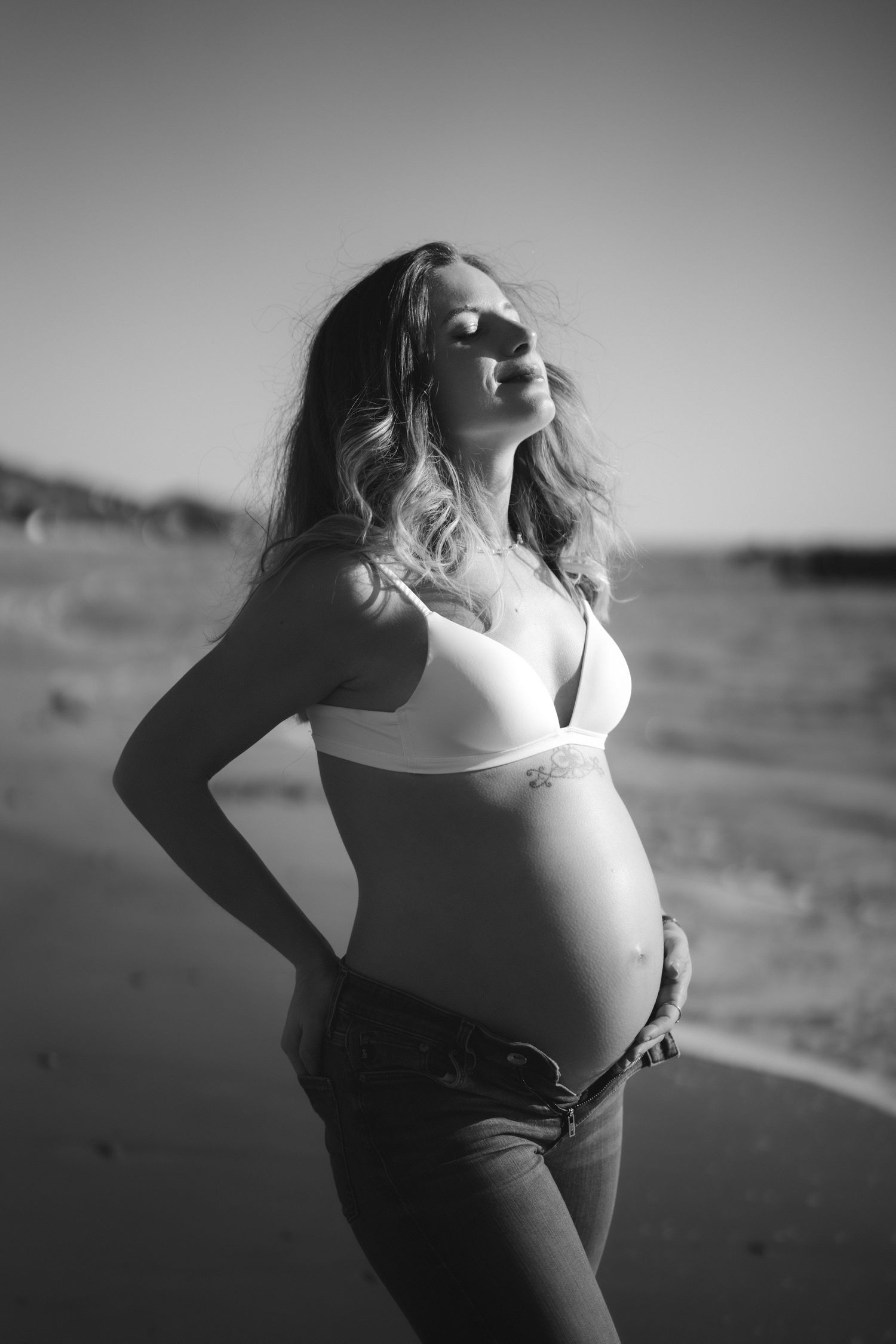 foto a donna incinta in spiaggia a sanremo