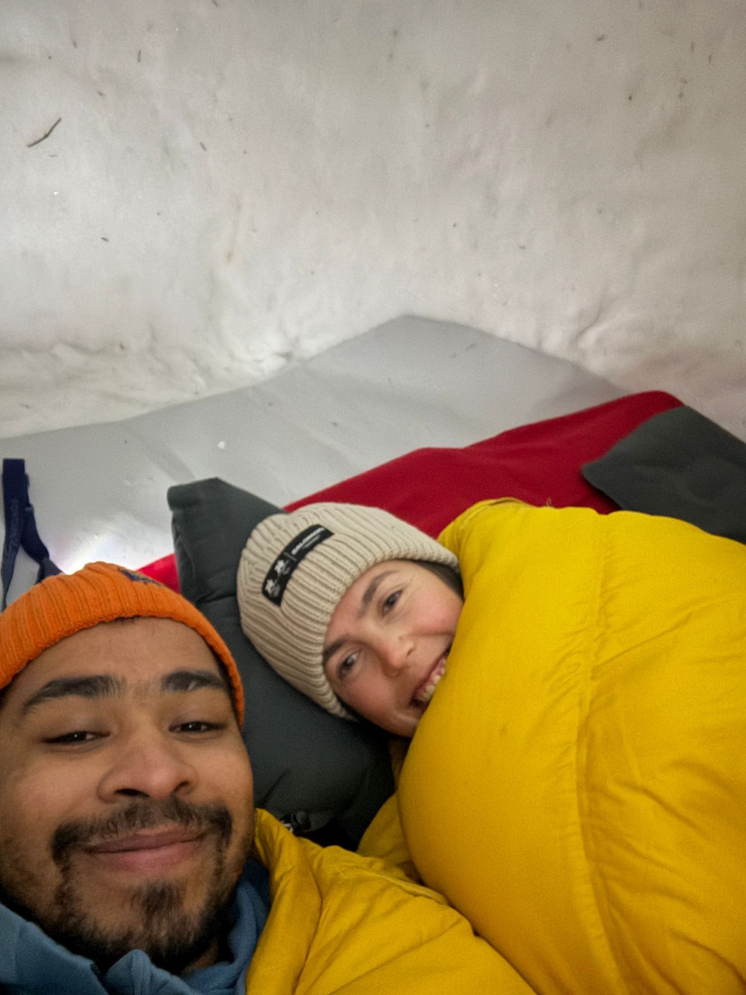 Selfie d'un couple dans un igloo à Annecy