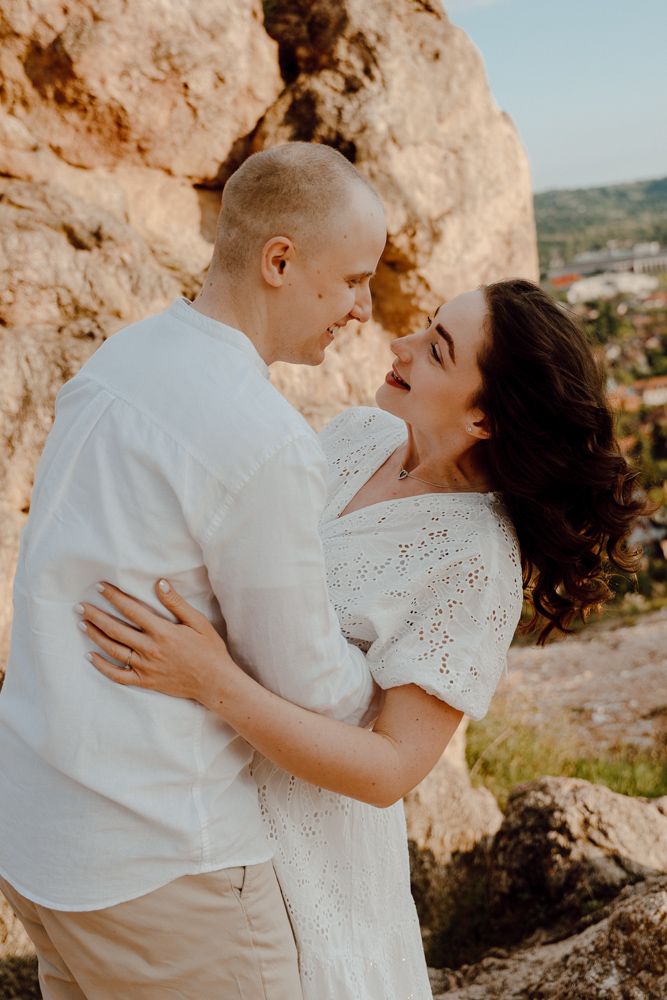 Őszinte, nevetős pillanatok jegyes fotózáson Budaörsön
