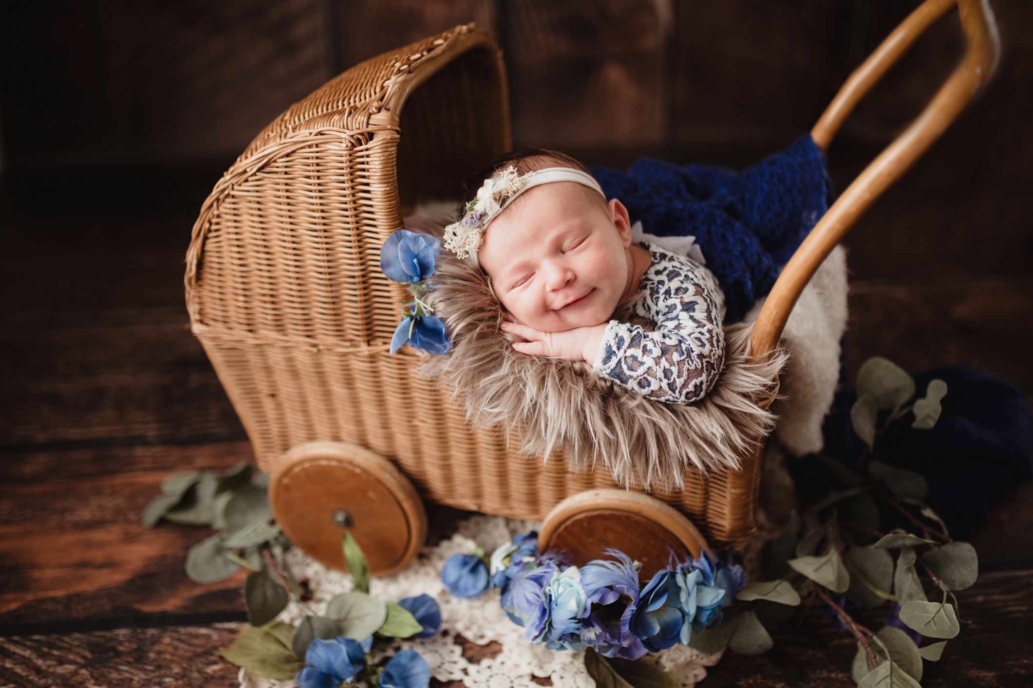 umelecké newborn fotenie bábätka do 14 dní v ateliéri Bratislava. Bezpečné polohovanie a 10 rokov praxe, fotografka Domi Bobák.