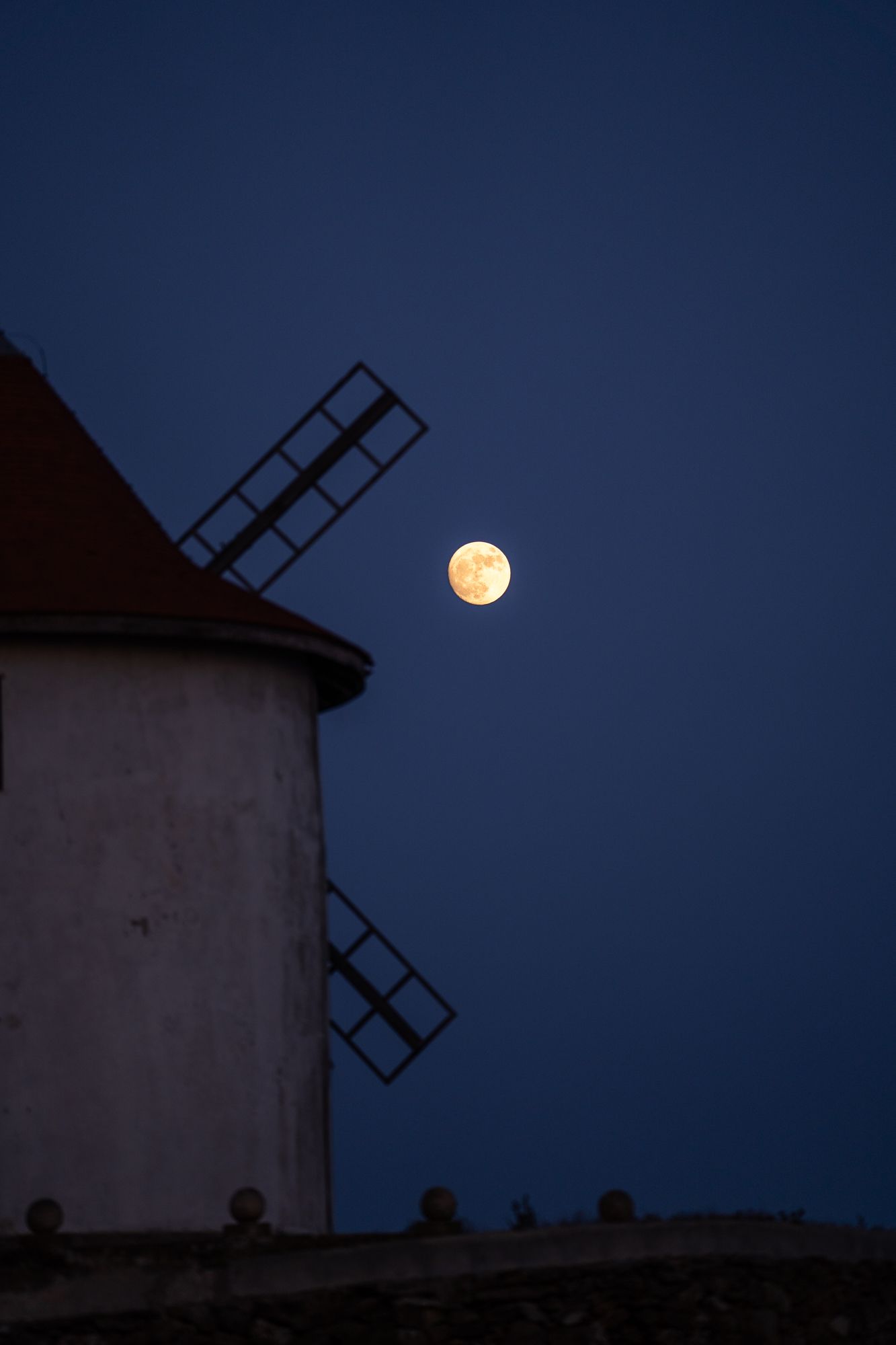 moulin de mattei à l'heure bleue avec pleine lune en arrière plan