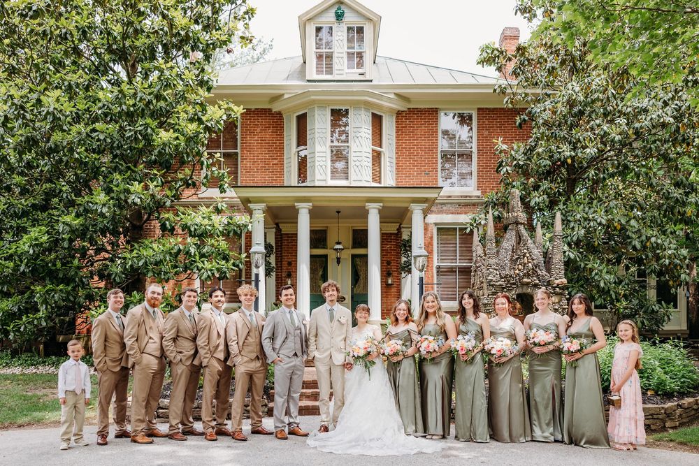 Entire bridal party posing for their portraits. Green bridesmaid dresses at The Inn at Oneonta in Northern Kentucky.