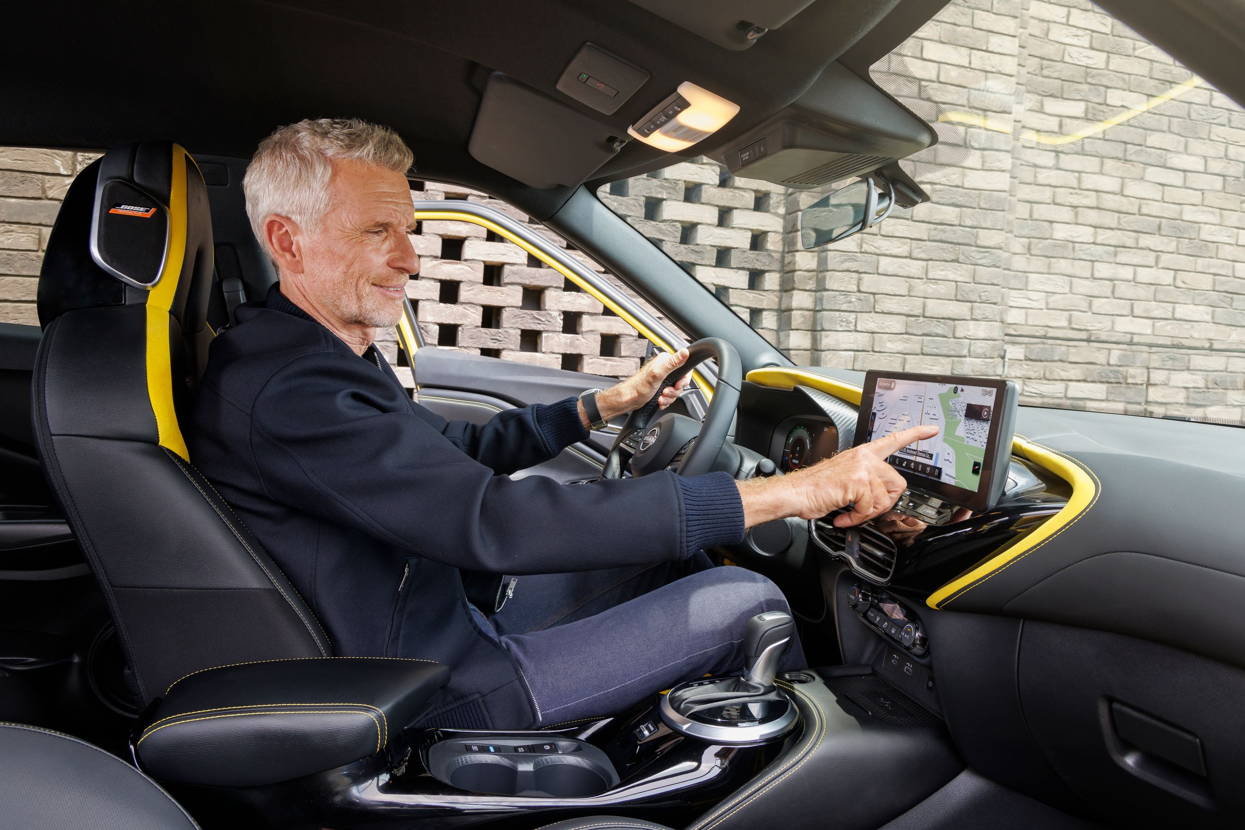 Photographie lifestyle automobile conducteur utilisant écran tactile bord Nissan