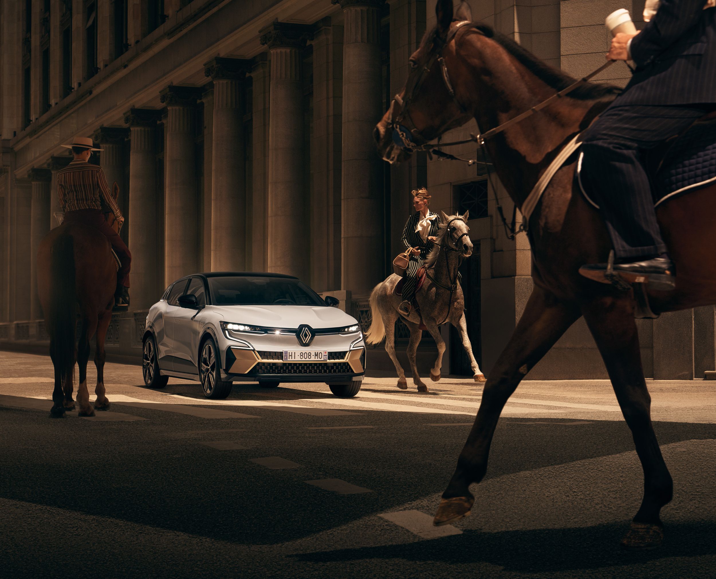 Photographie publicitaire automobile Renault Megane avec chevaux en ville