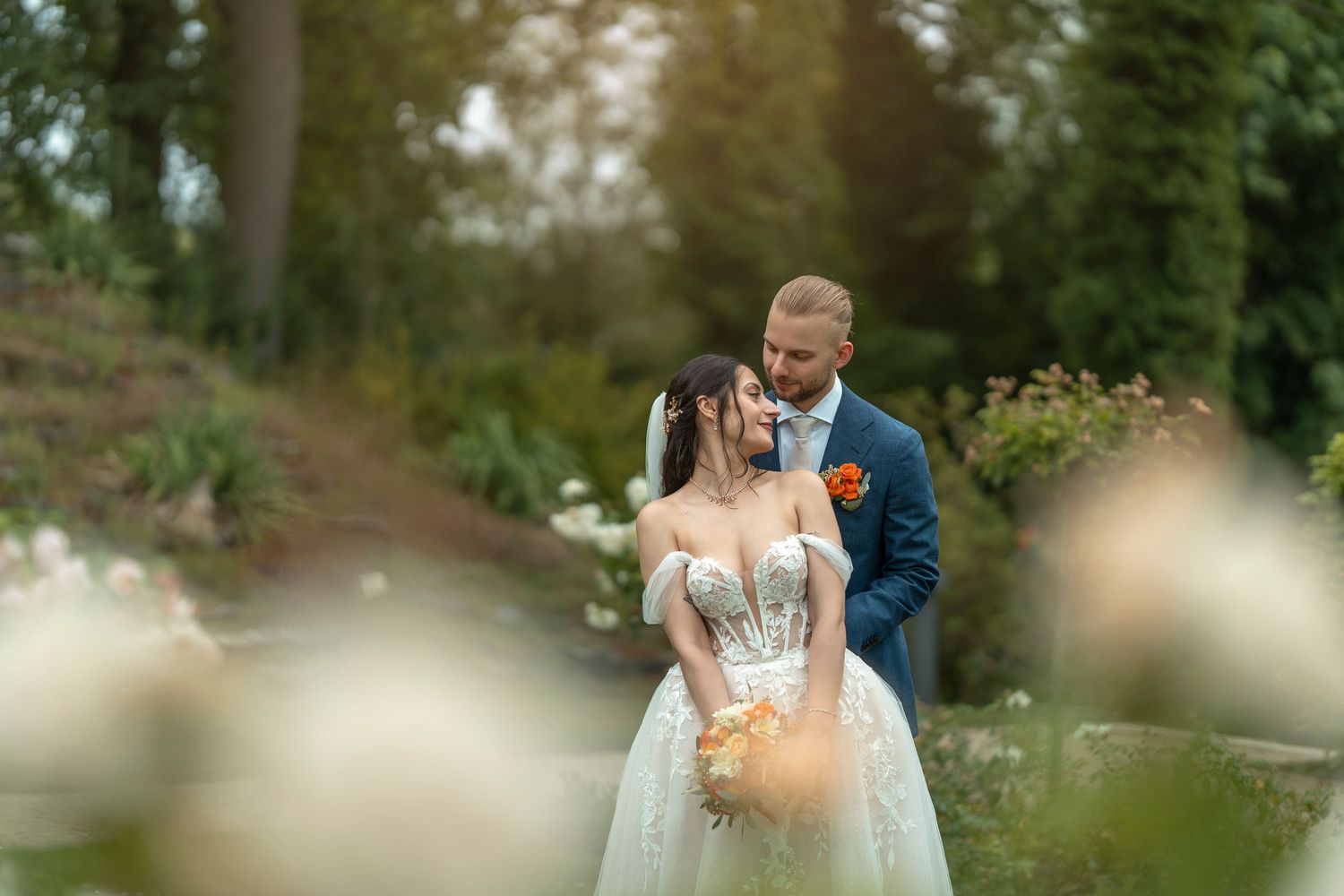 Brautpaar Shooting im Grünen bei Hochzeit in Berlin