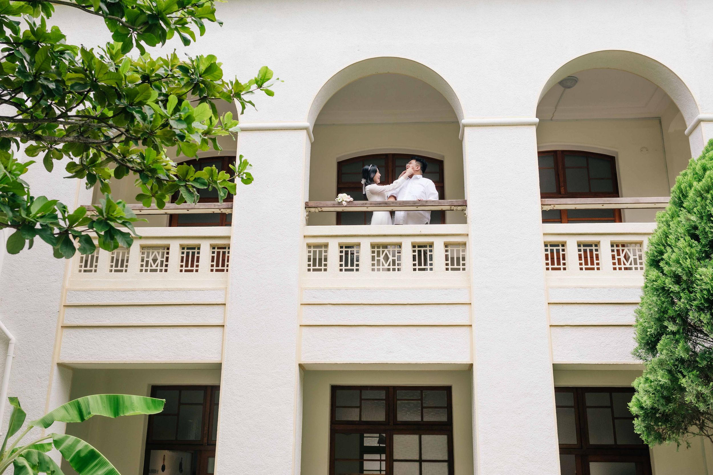 登記寫真記錄新人於戶政事務所完成結婚登記的重要時刻，以自然紀實的方式捕捉簽名、對看與家人陪伴的互動畫面。相較傳統婚禮攝影，登記寫真風格更低調、輕鬆，適合喜歡簡單、不擺拍的新人，也能同時留下家庭合照、輕婚紗或朋友寫真的紀念，為婚姻開始留下真實而溫柔的影像。渴望影像，渴望與您相遇。
