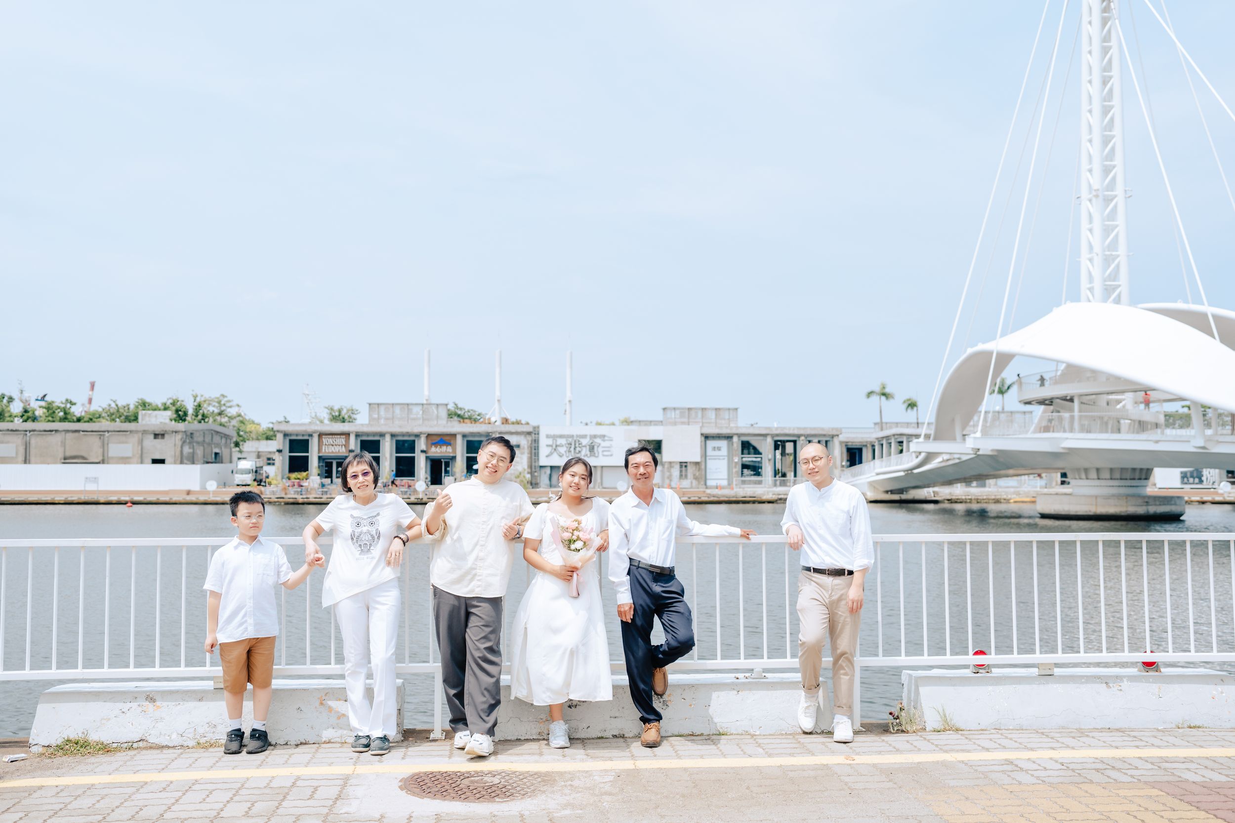 登記寫真記錄新人於戶政事務所完成結婚登記的重要時刻，以自然紀實的方式捕捉簽名、對看與家人陪伴的互動畫面。相較傳統婚禮攝影，登記寫真風格更低調、輕鬆，適合喜歡簡單、不擺拍的新人，也能同時留下家庭合照、輕婚紗或朋友寫真的紀念，為婚姻開始留下真實而溫柔的影像。渴望影像，渴望與您相遇。