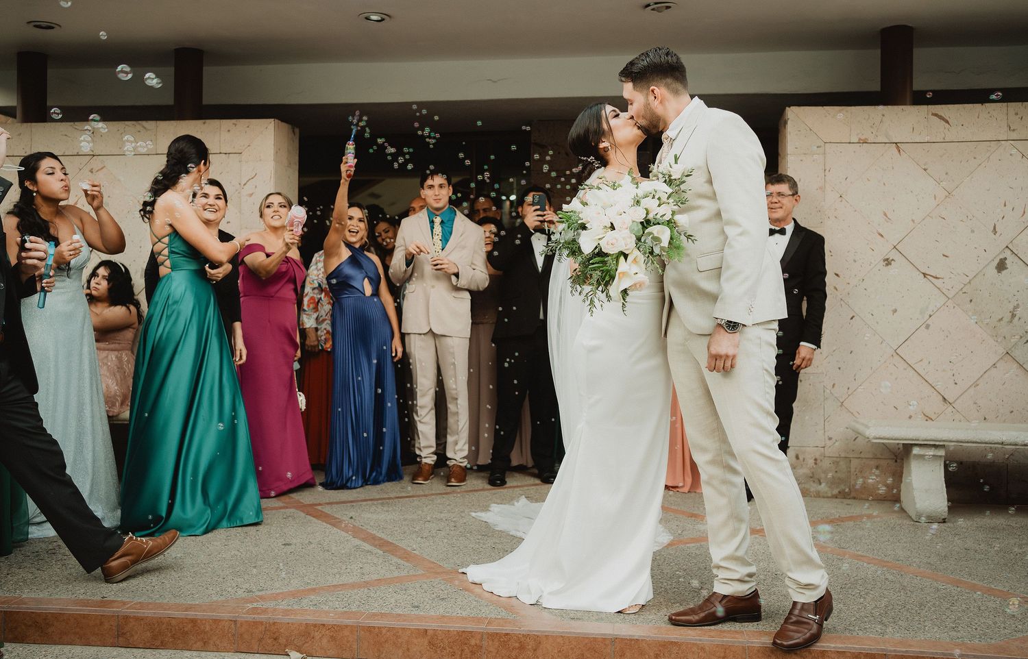 Pareja recién casada celebrando su boda en Mazatlán, documentary wedding photographer