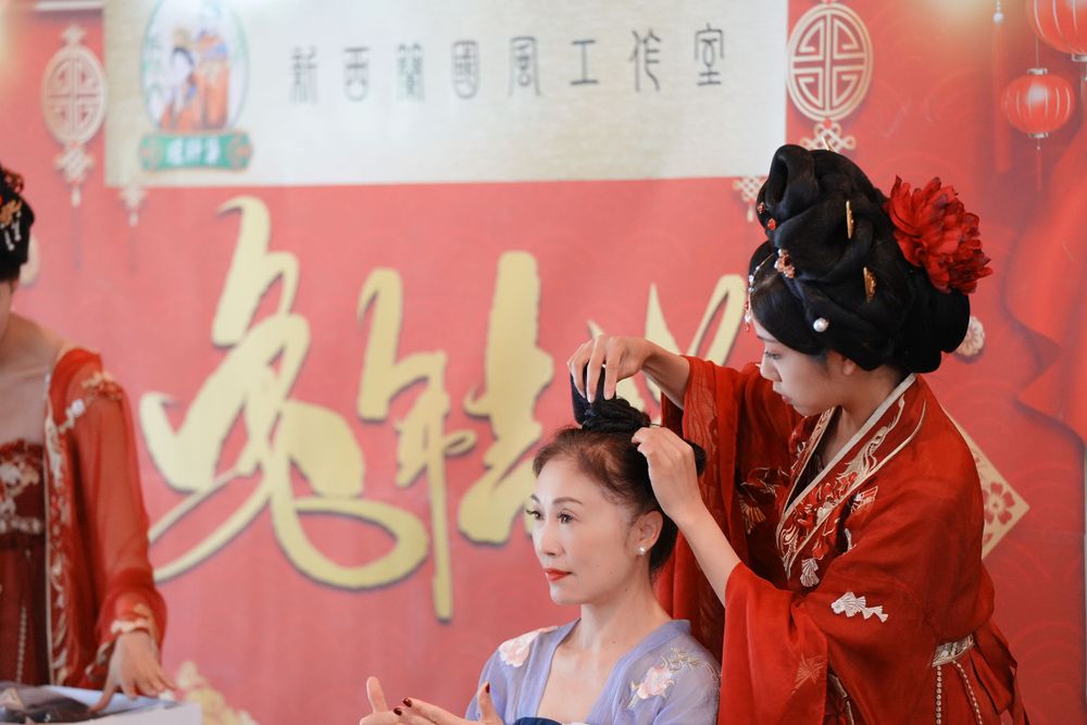 Group photo of performers in Hanfu at a Chinese Traditional Music Concert, captured by an Auckland event photographer.