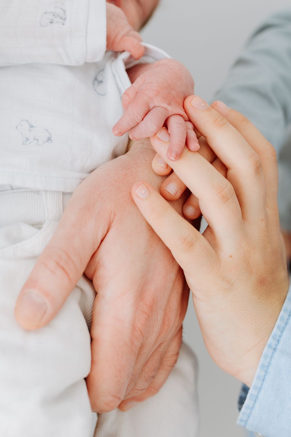 mains de bébé papa maman