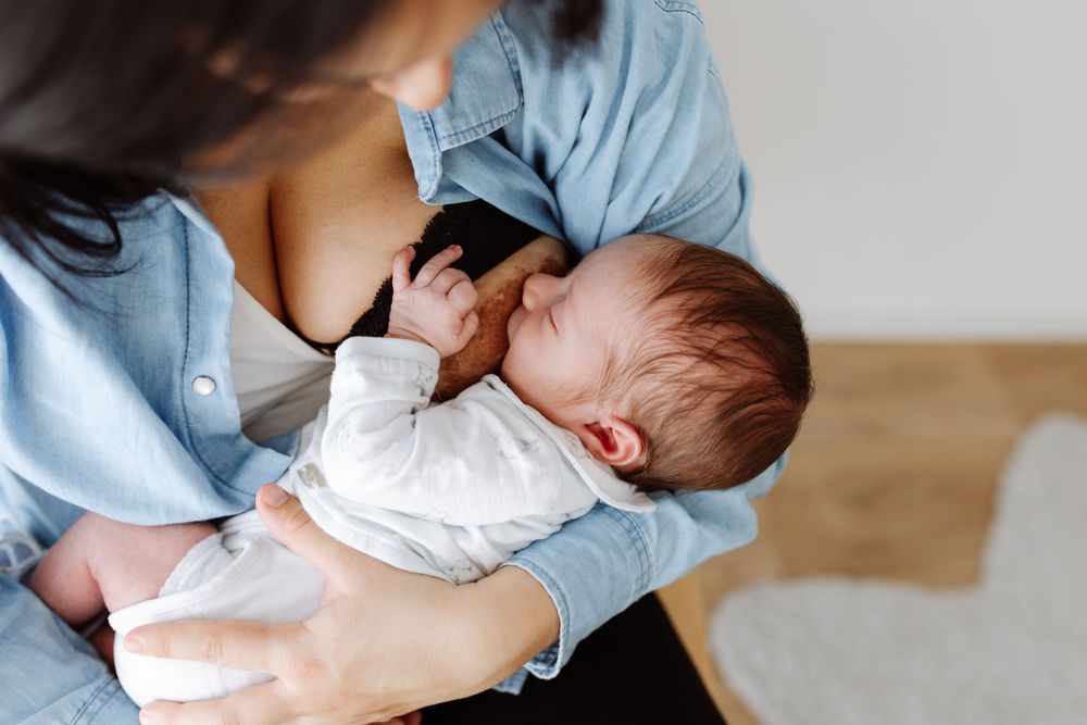 bébé qui prend le lait de sa maman photo d'allaitement yvelines