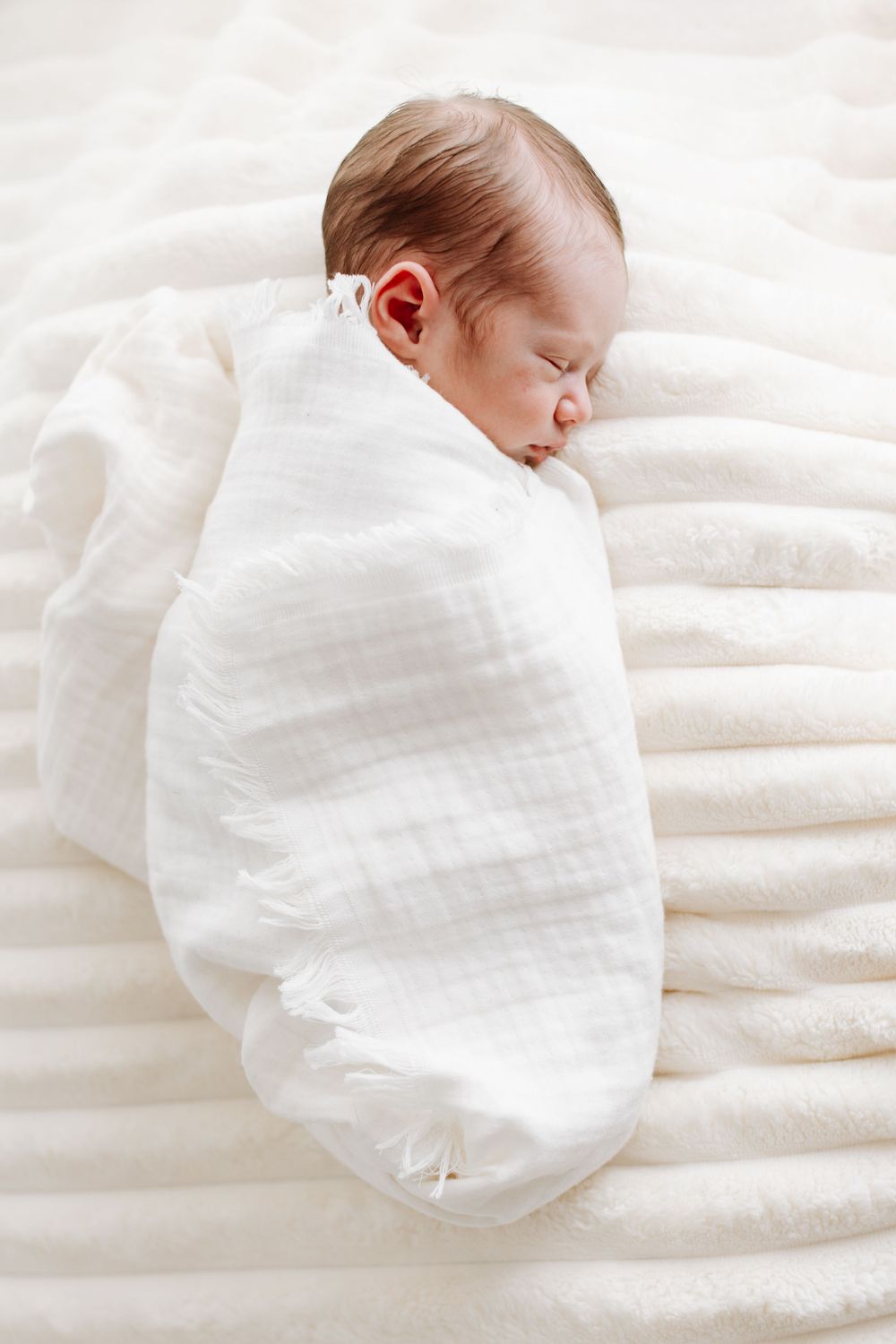 séance nouveau-né portrait bébé emmailloté yvelines