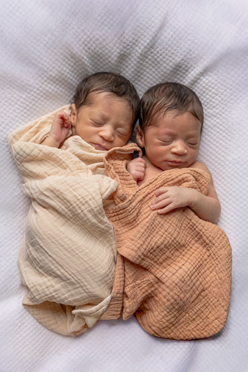 bébés nouveaux-nés jumeaux jumelles