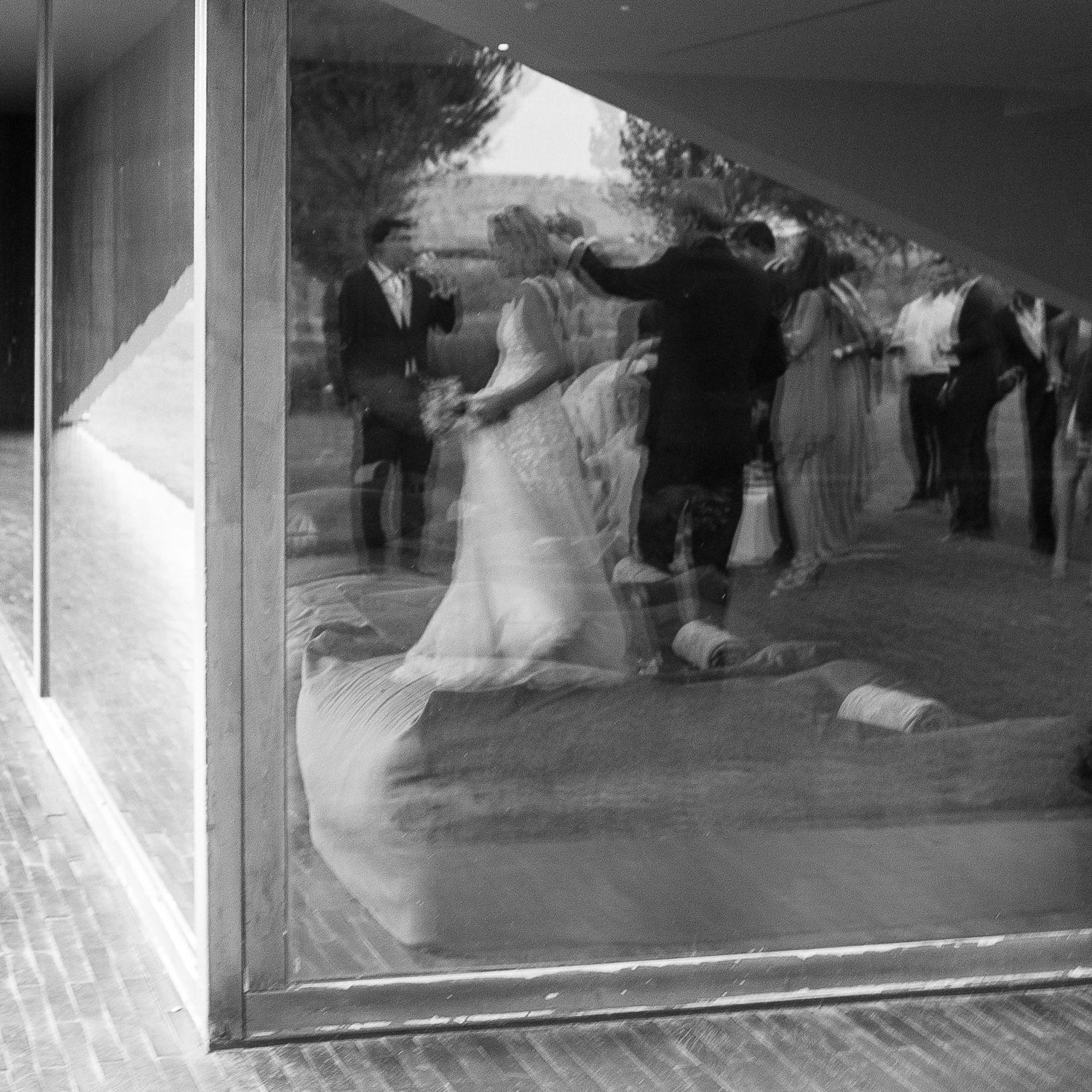 reflexo de noivos a dançar no casamento