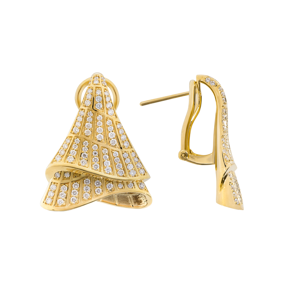 Gold ring on white background – diamond center stone – Dubai jewelry photography