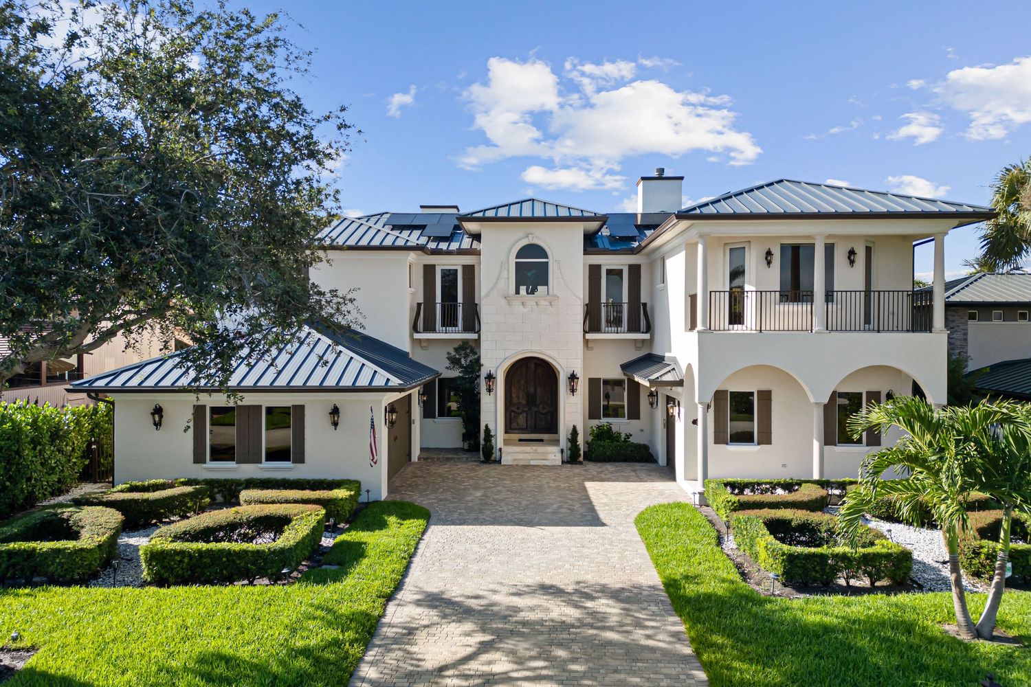 Real estate photography for this luxurious open-concept living and dining area in Boca Raton Real estate photographer in Palm Beach County