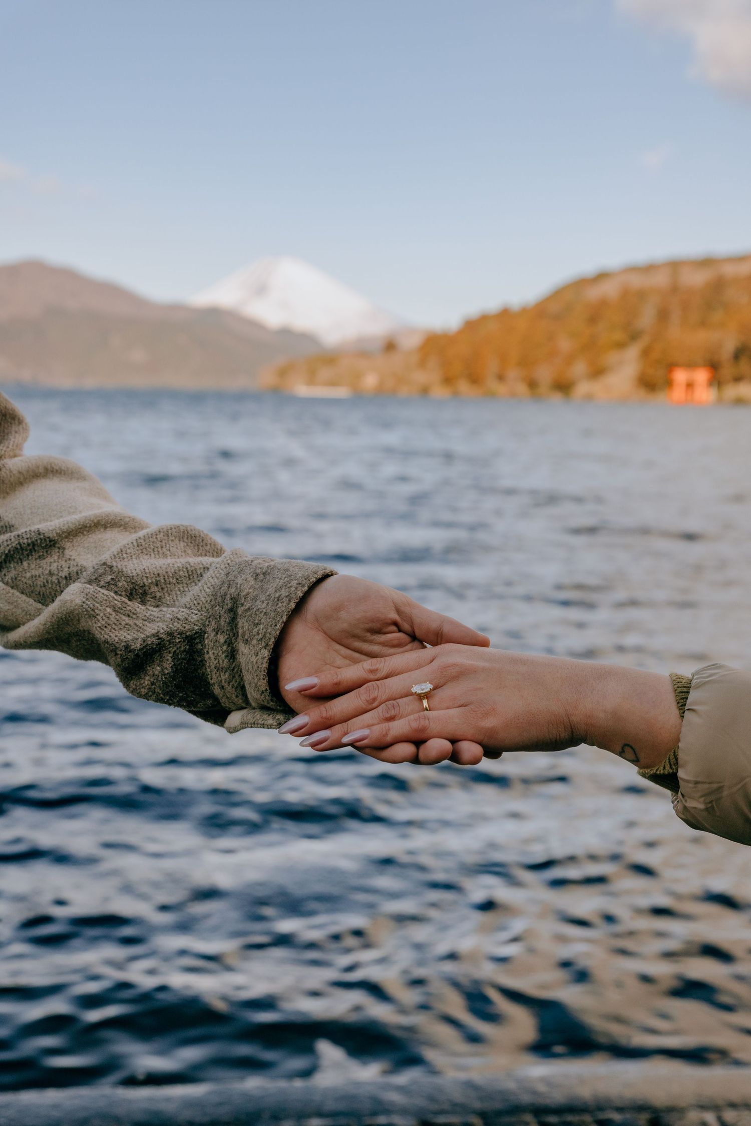 Engagement ring photo at Lake Ashi Hakone with Mount Fuji in the background