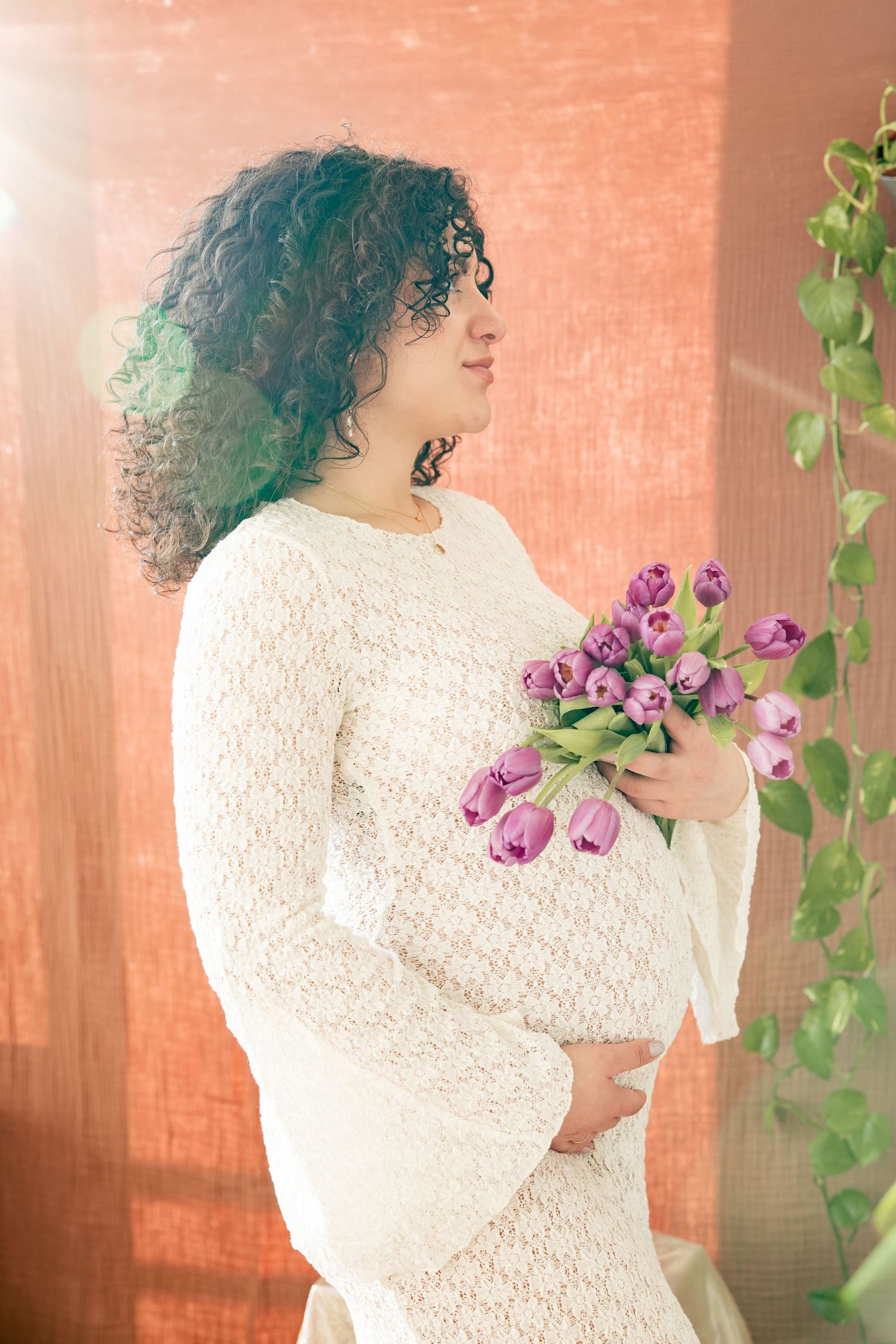 Cozy at-home maternity shoot Hoofddorp – warm, natural pregnancy portraits. Zwangerschapsshoot thuis Hoofddorp met warme sfeer.
