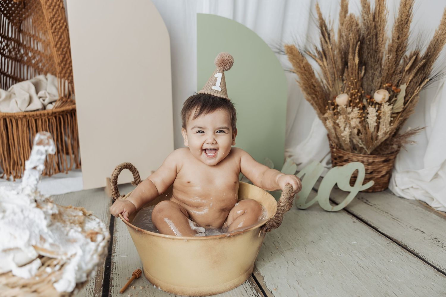 Sesión de fotos Smash Cake en Valencia | Decorados boho en tonos verdes para niño