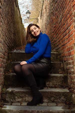 À Liège, dans une ruelle du quartier Hors-Château, portrait d’une femme photographiée lors d’une séance photo en extérieur