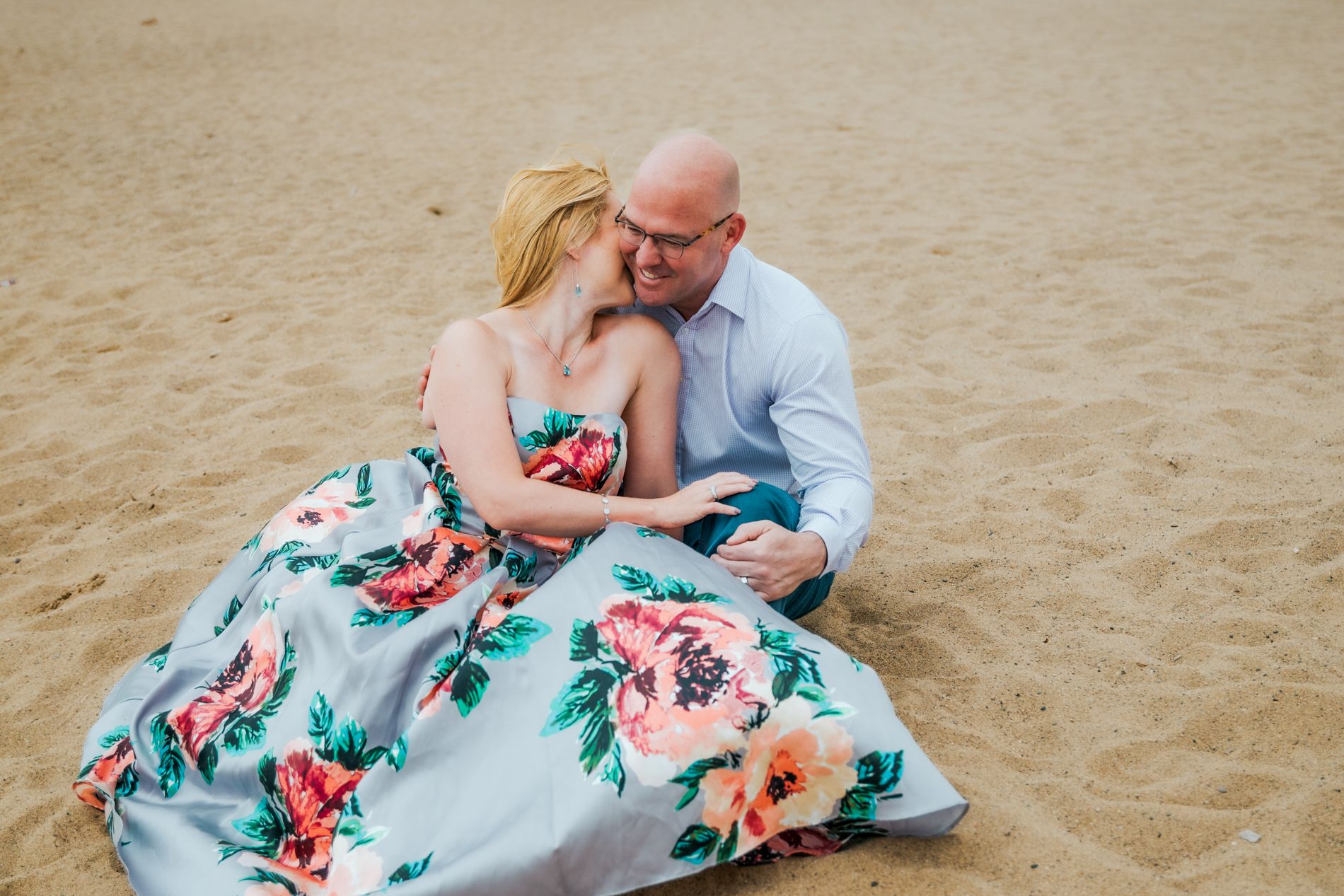 Celebrate your 12th anniversary with a couple photo session in Barcelona. Capture your love story!