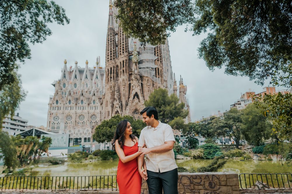 Celebrate your love with a couple anniversary photoshoot in Barcelona. Capture timeless moments!