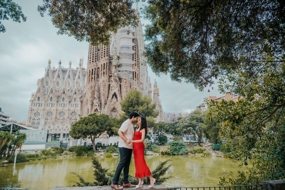Celebrate your love with a couple anniversary photoshoot in Barcelona. Capture timeless moments!