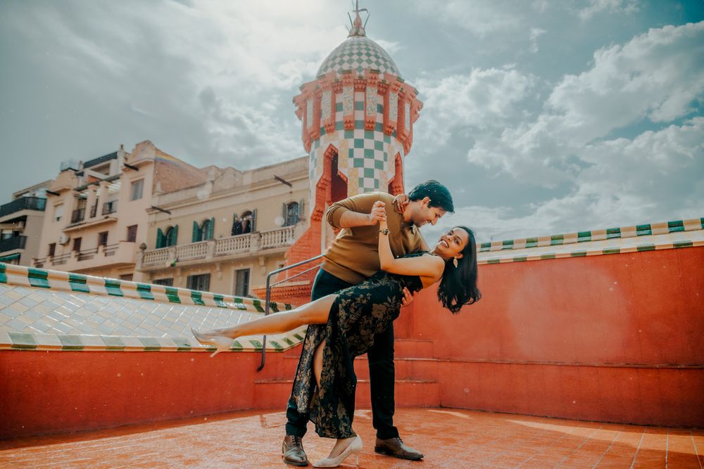 Celebrate your love with a couple anniversary photoshoot in Barcelona. Capture timeless moments!